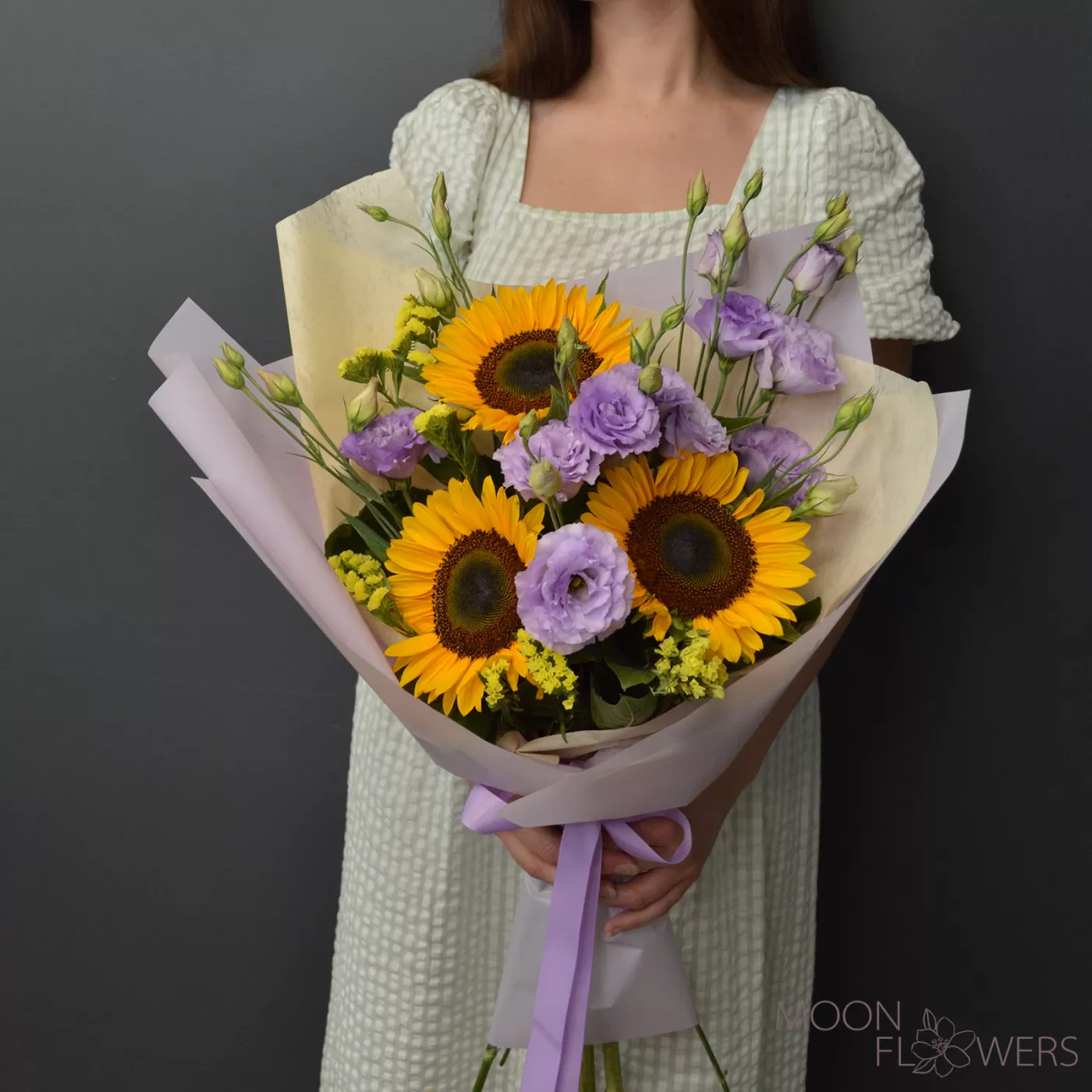 Buchet din floarea soarelui și eustoma violet deschis