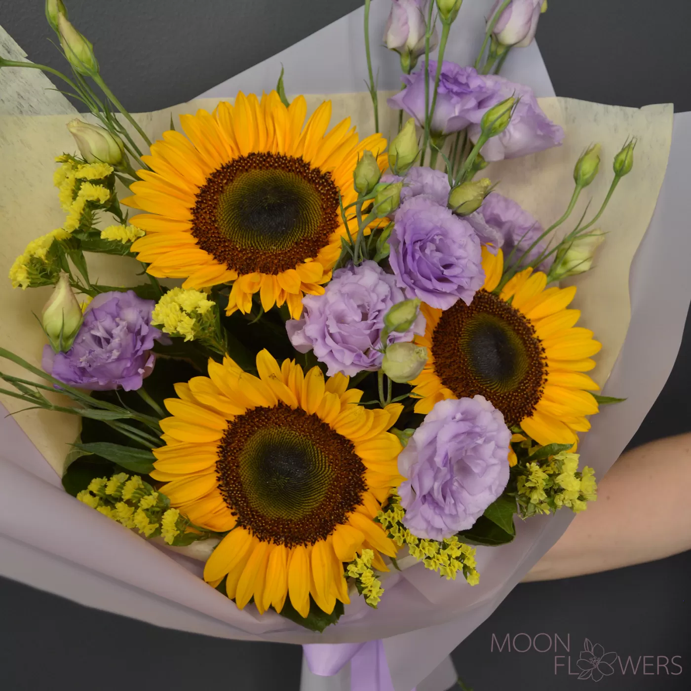 Buchet din floarea soarelui și eustoma violet deschis