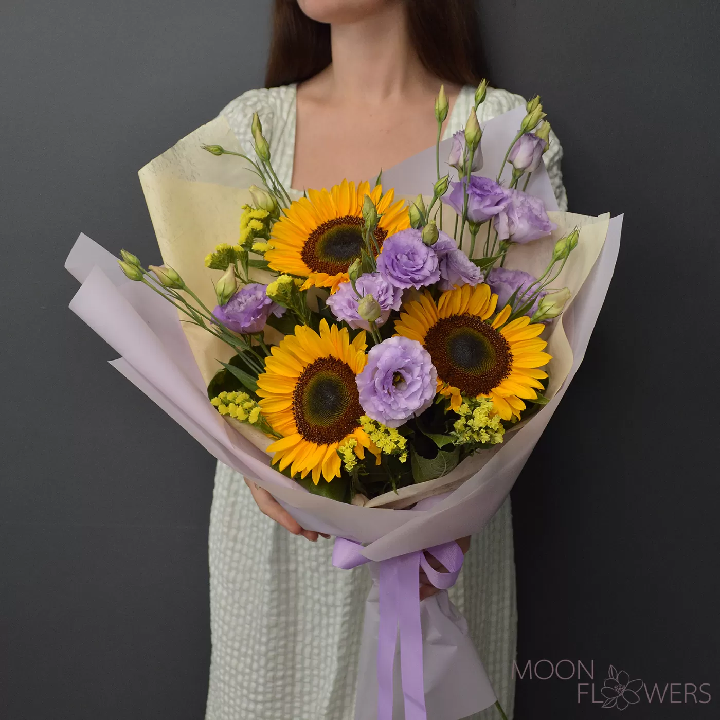 Buchet din floarea soarelui și eustoma violet deschis