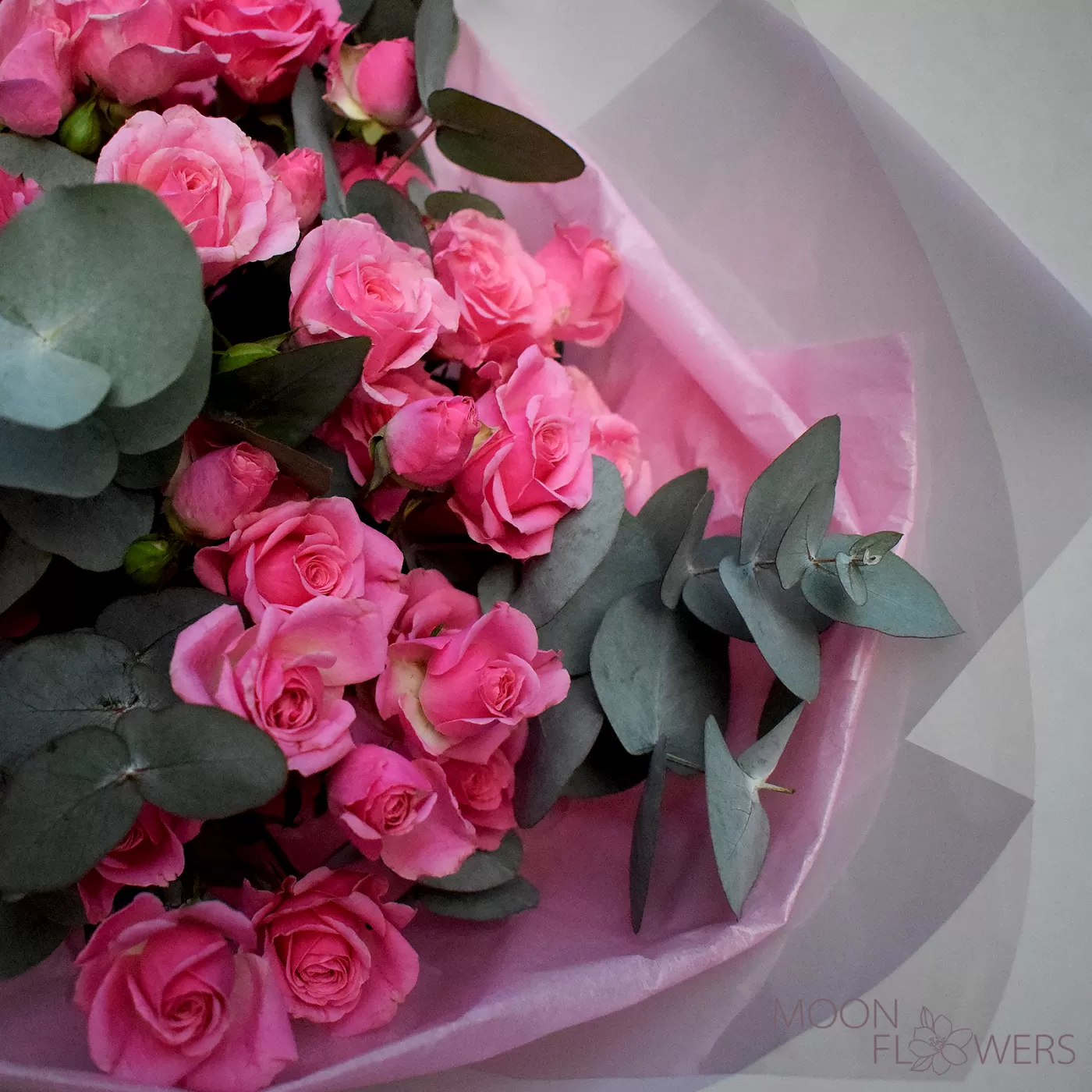 Buchet din trandafiri Olandezi roz de tufa cu eucalipt