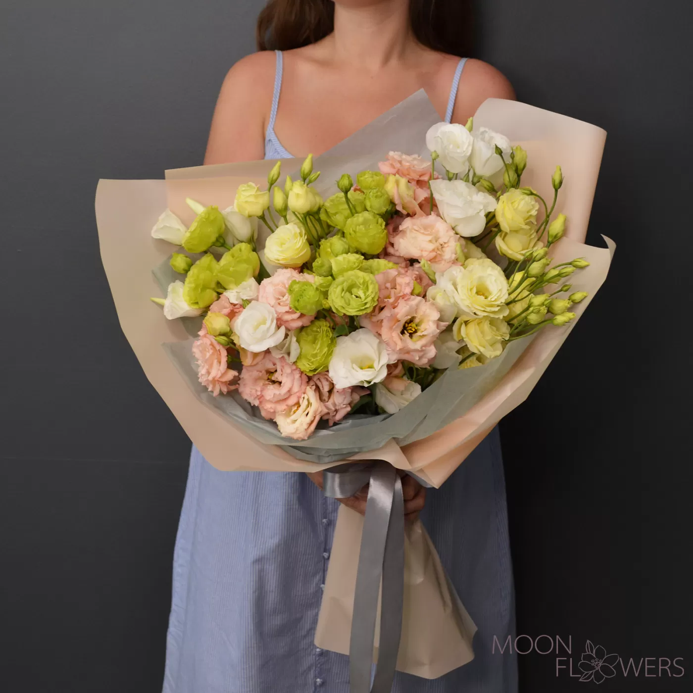 Buchet din eustoma verde și crem