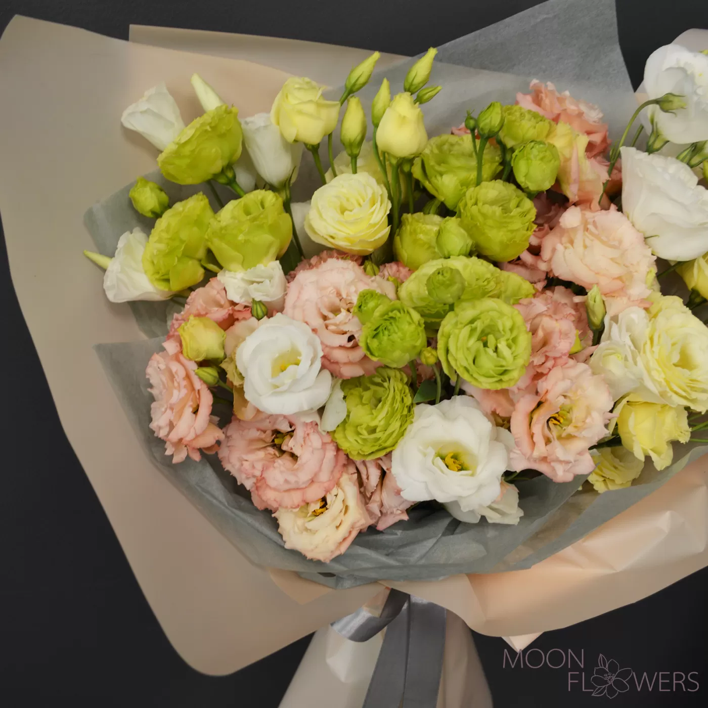 Buchet din eustoma verde și crem