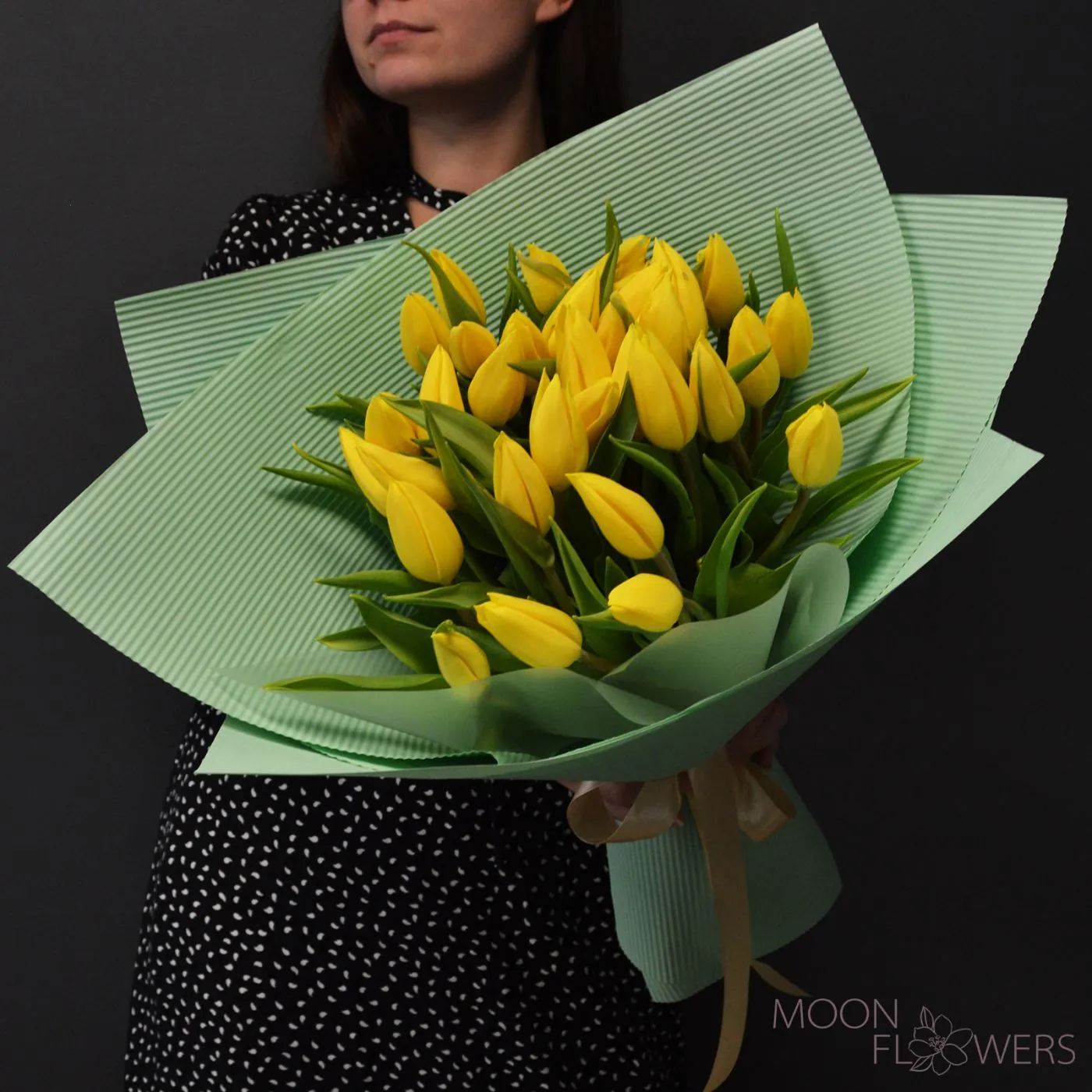Buchet din lalele galbene in hîrtie verde
