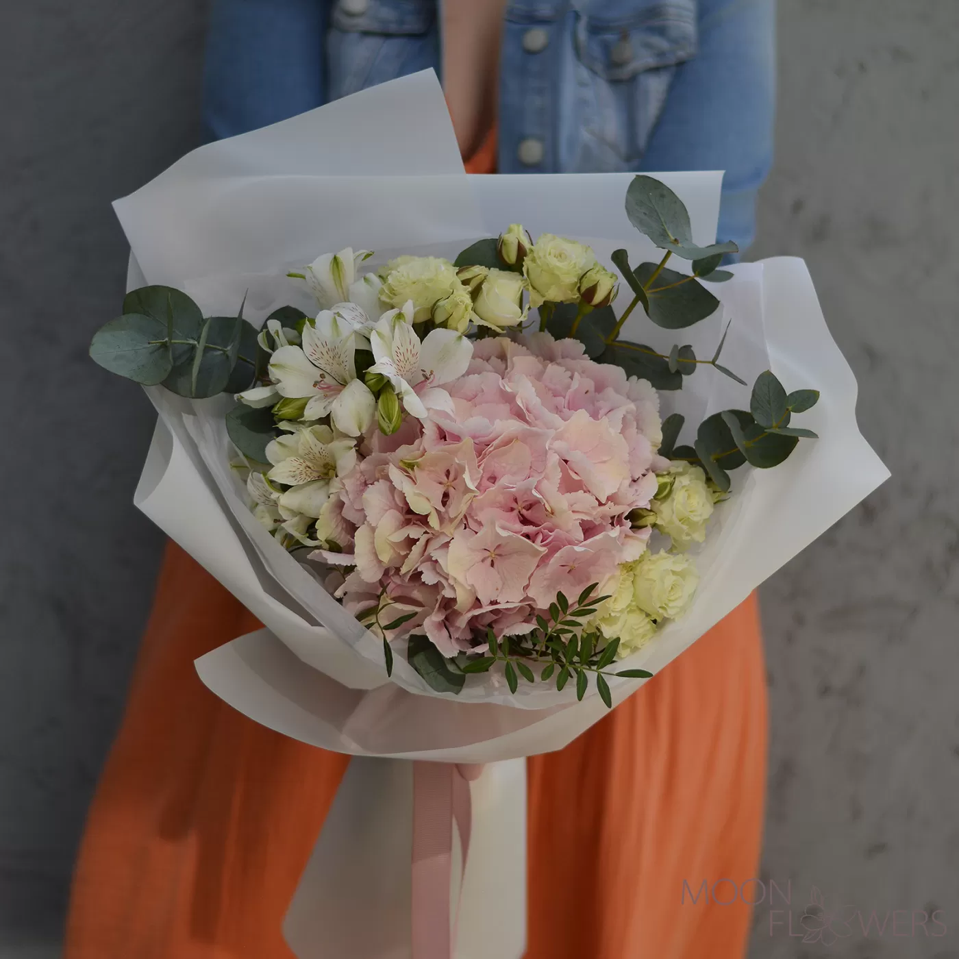 Buchet cu hortensie roz și trandafiri spray