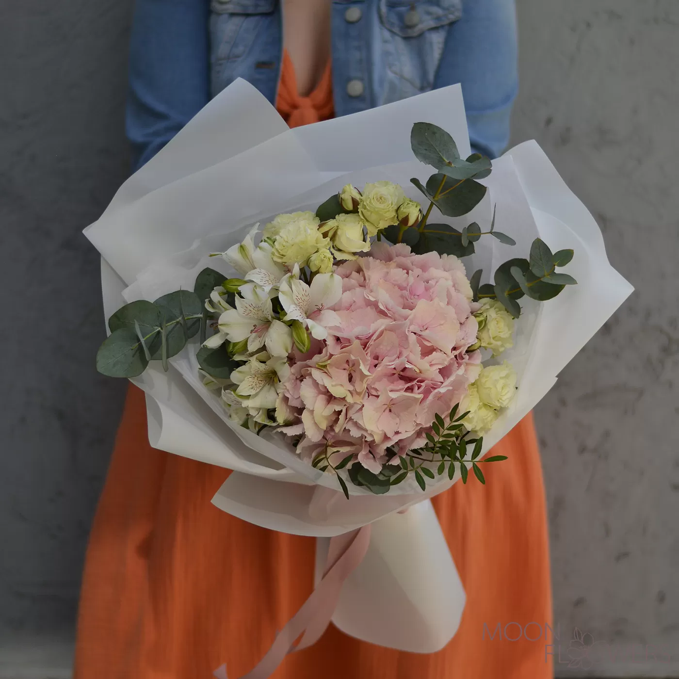 Buchet cu hortensie roz și trandafiri spray