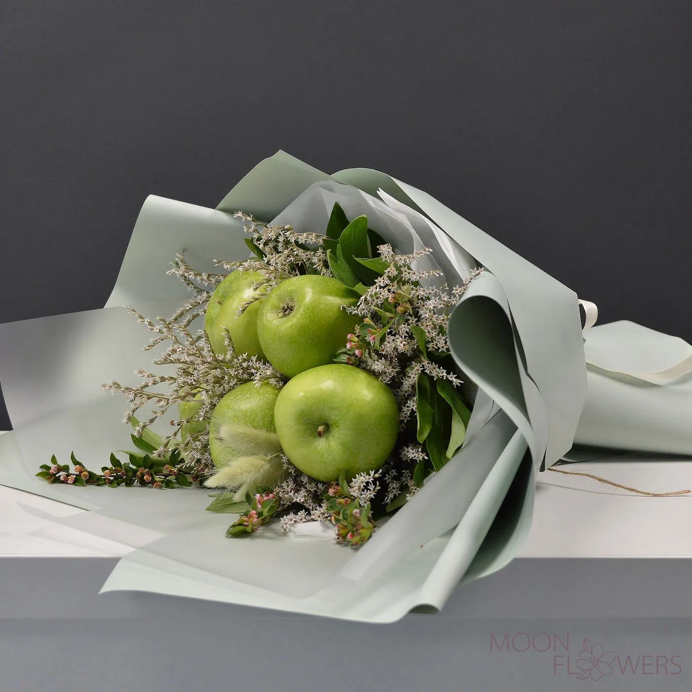 Bouquet with green apples