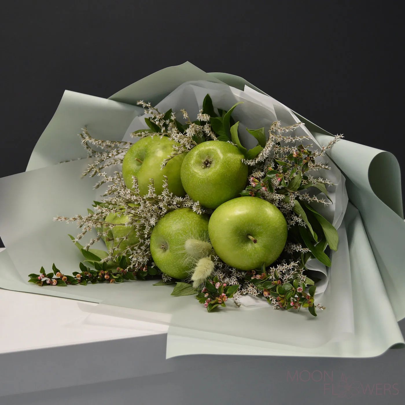 Bouquet with green apples