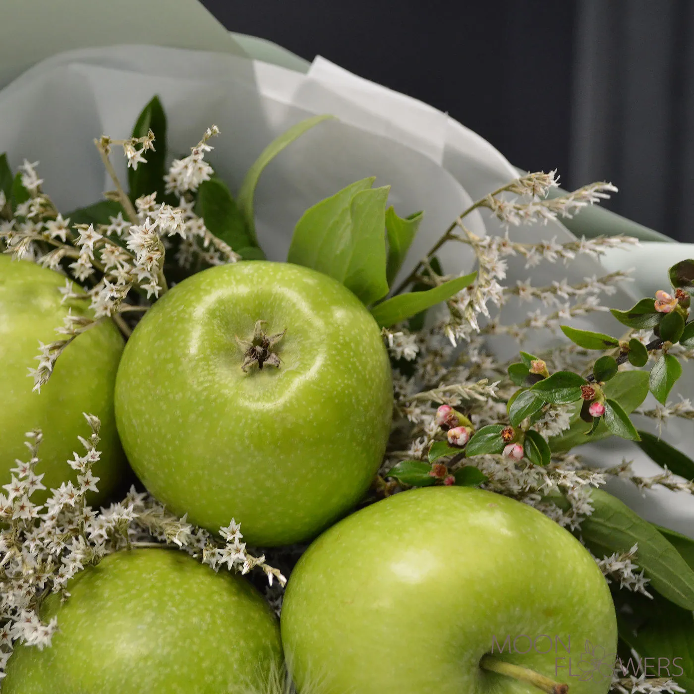 Bouquet with green apples