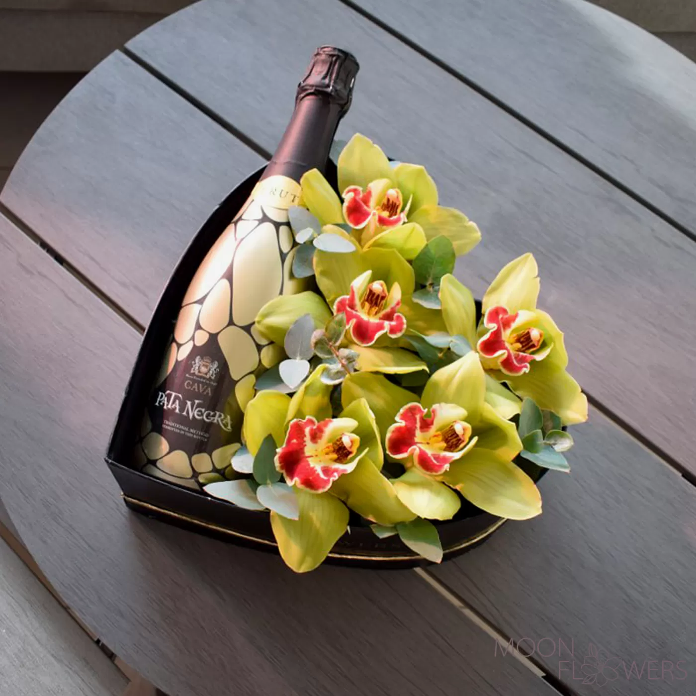 Черная коробка-сердце с зеленой орхидеей и Pata Negra Cava Brut 0,75 л