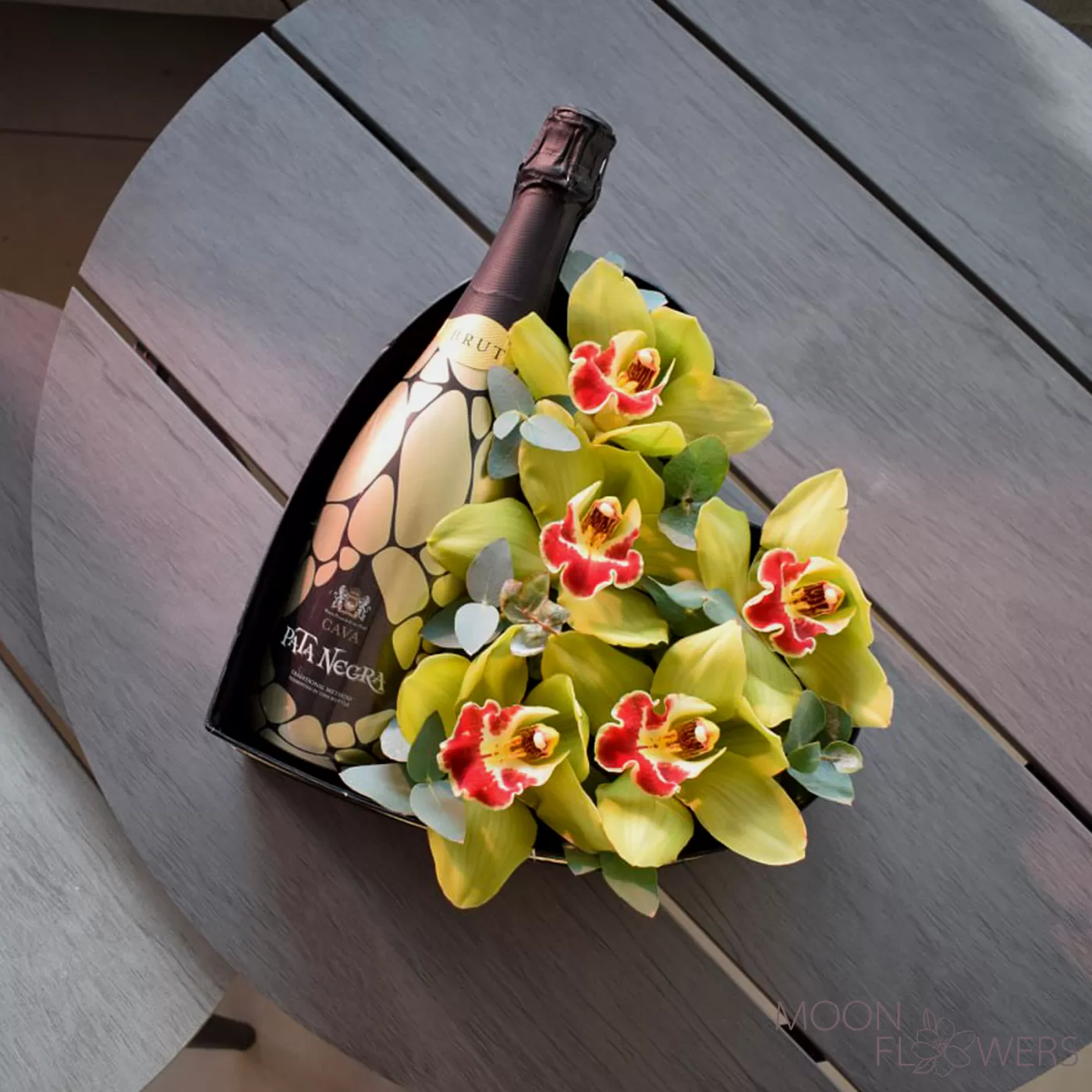 Черная коробка-сердце с зеленой орхидеей и Pata Negra Cava Brut 0,75 л