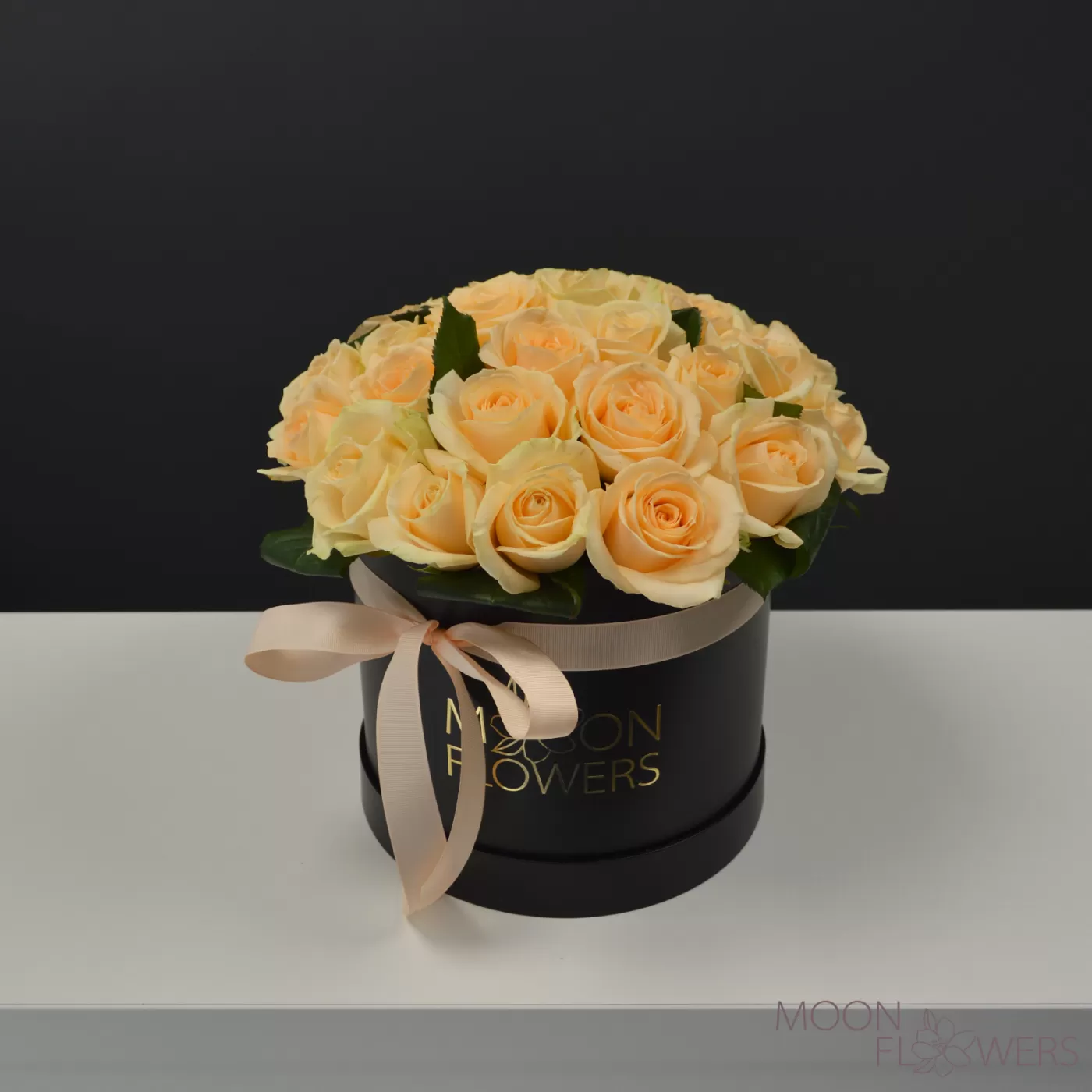 Black box with cream roses (L)