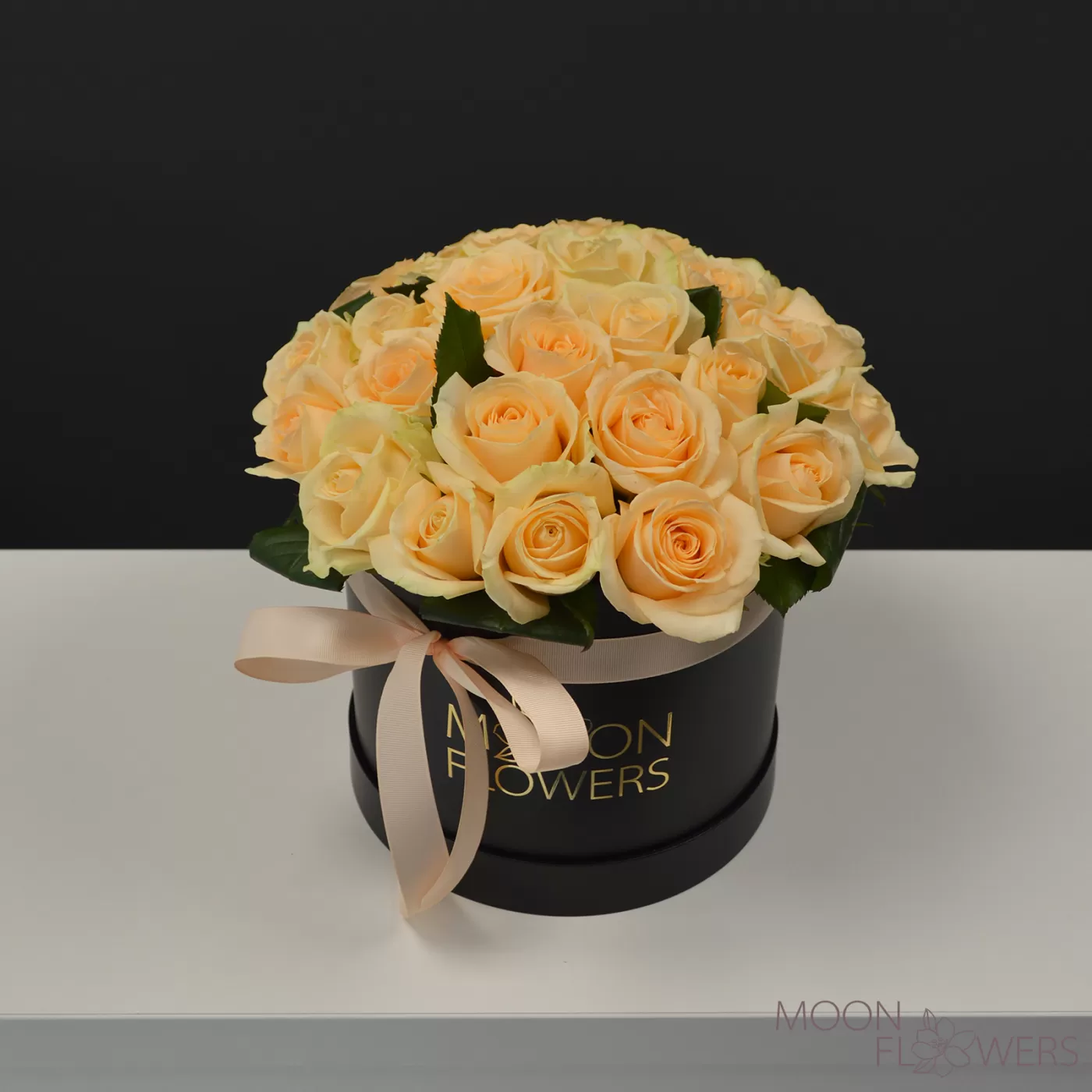 Black box with cream roses (L)