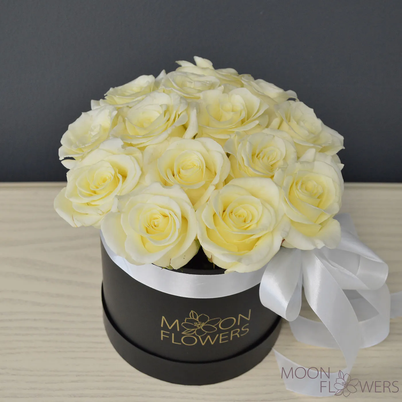 Black box with white roses (Small)