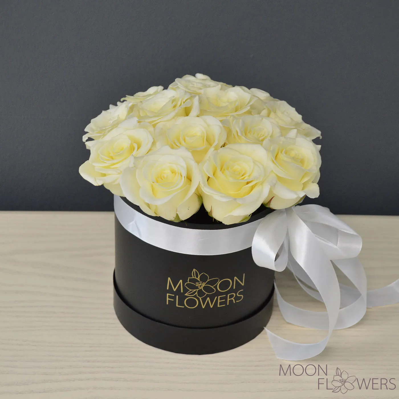 Black box with white roses (Small)