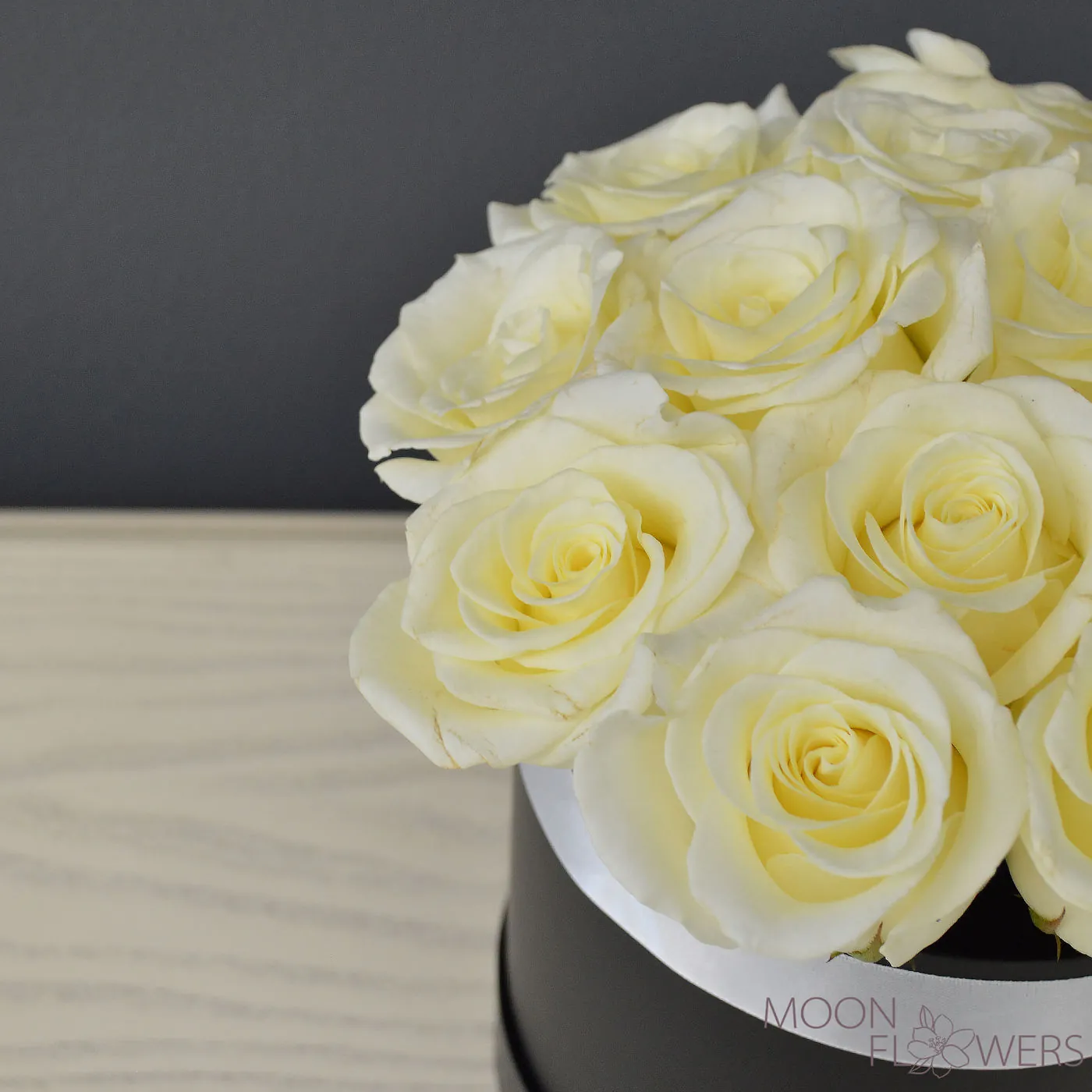 Black box with white roses (Small)