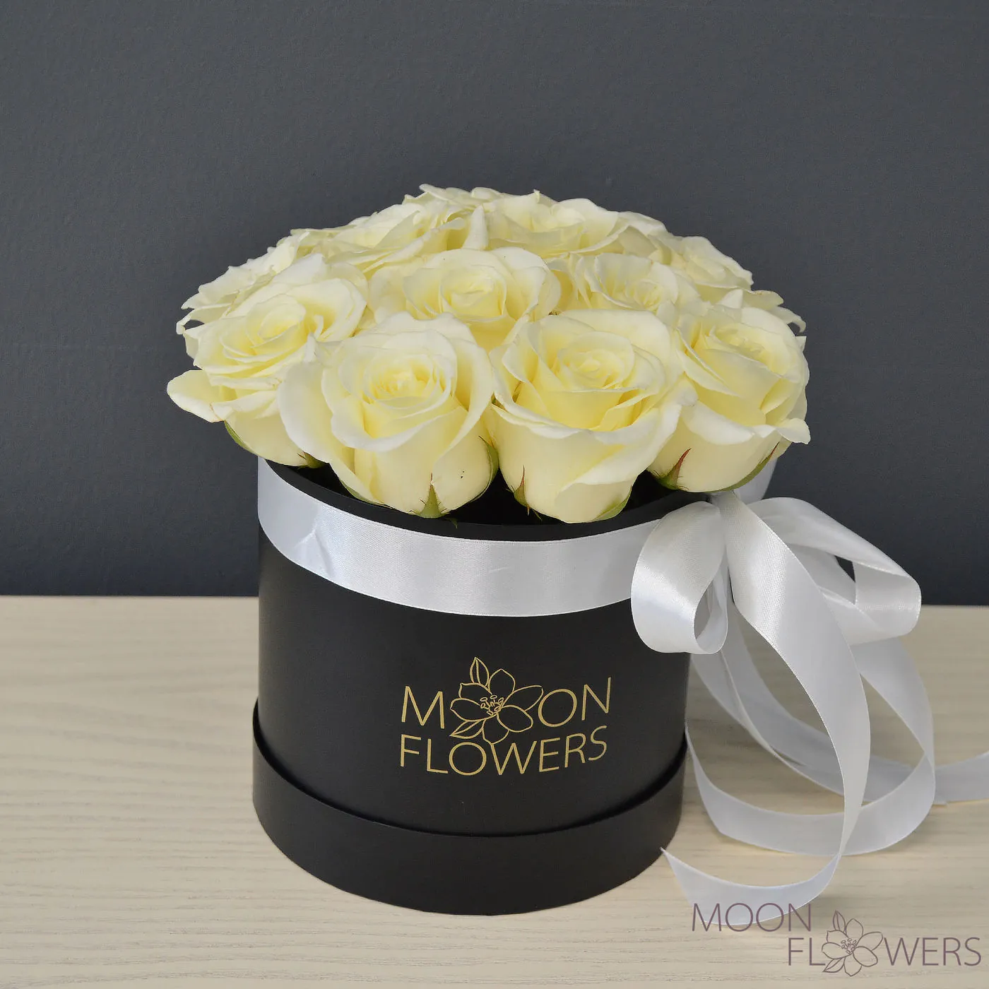 Black box with white roses (Small)