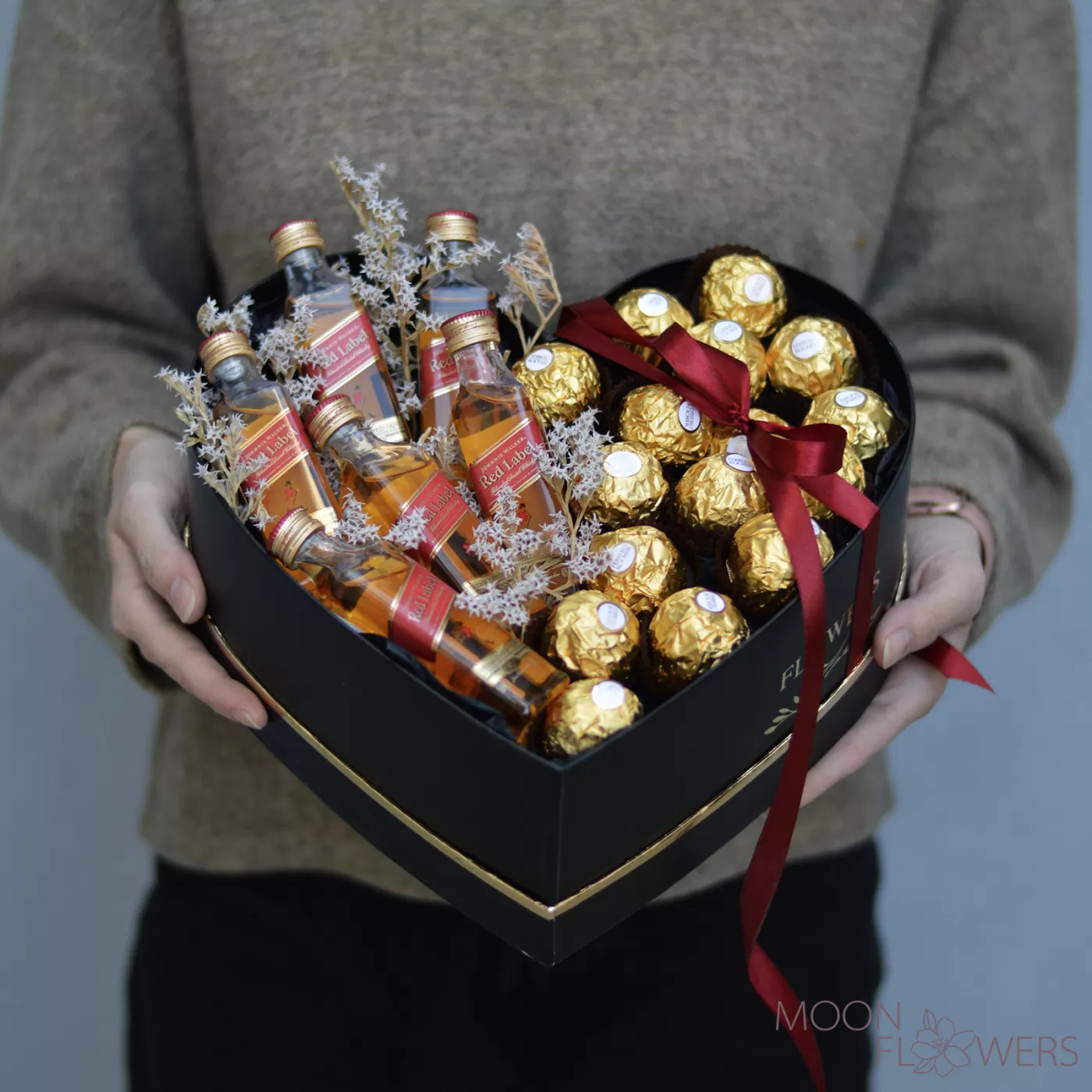 Cutie în forma de inimă neagră cu Ferrero Rosher și Red Label (S)