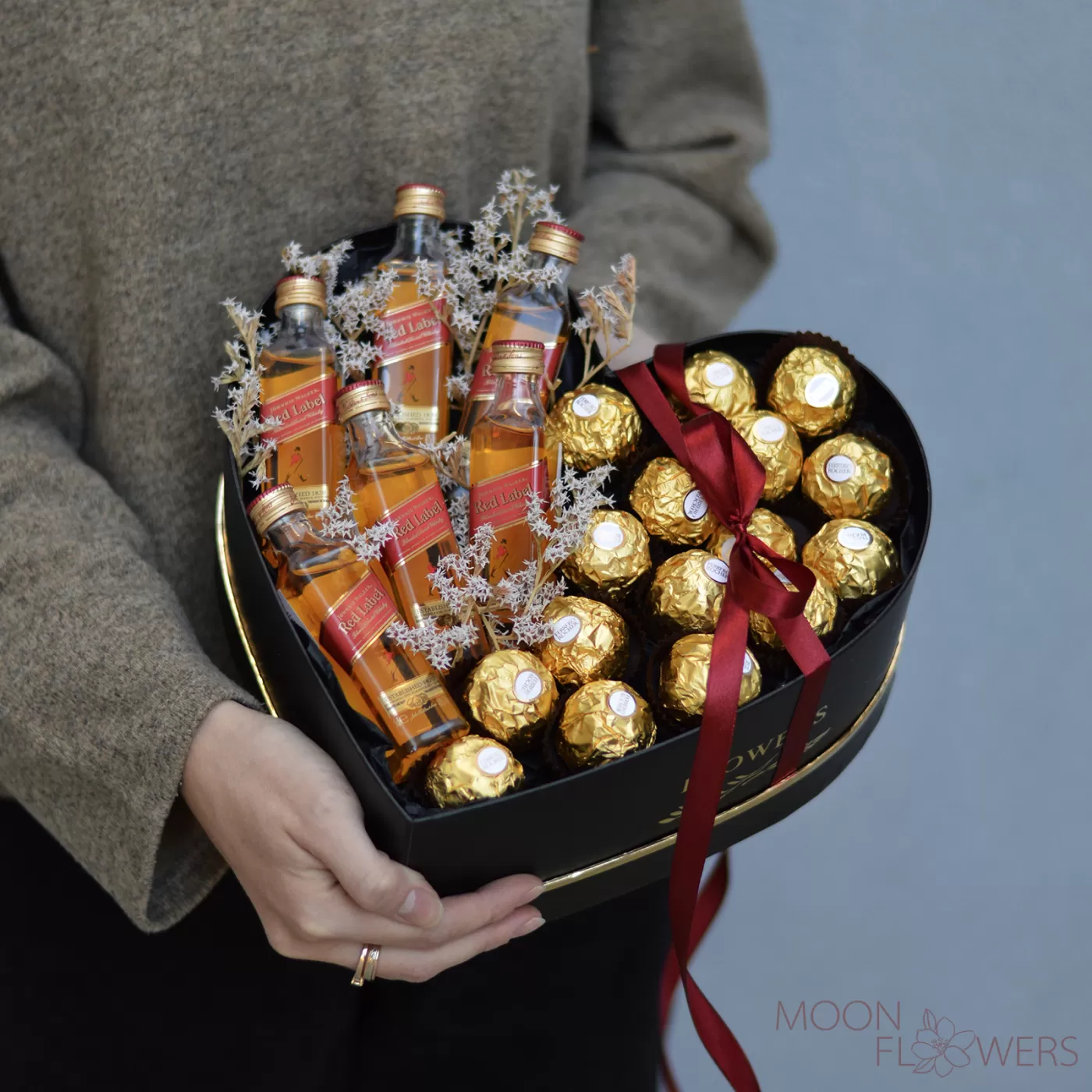 Cutie în forma de inimă neagră cu Ferrero Rosher și Red Label (S)