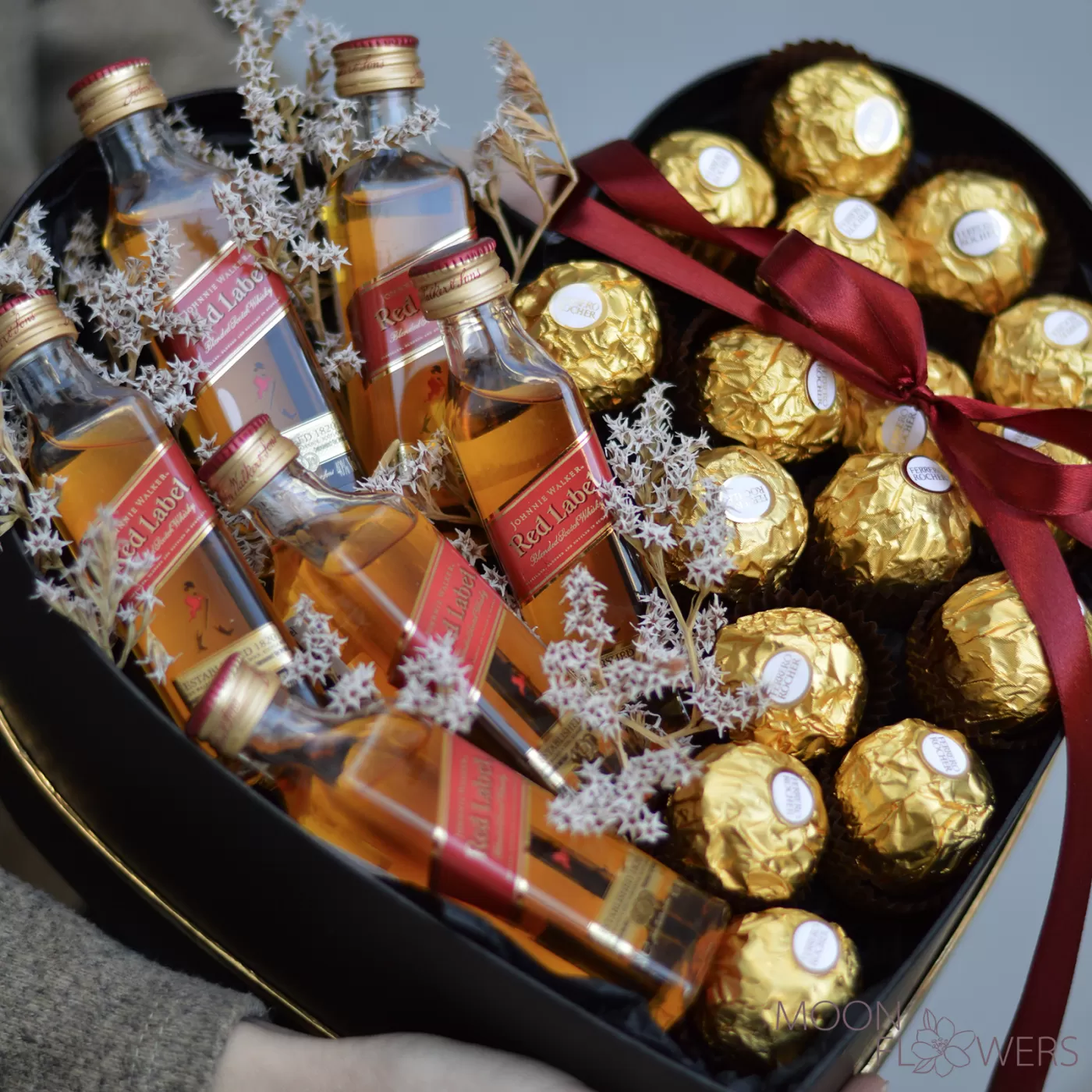 Cutie în forma de inimă neagră cu Ferrero Rosher și Red Label (S)