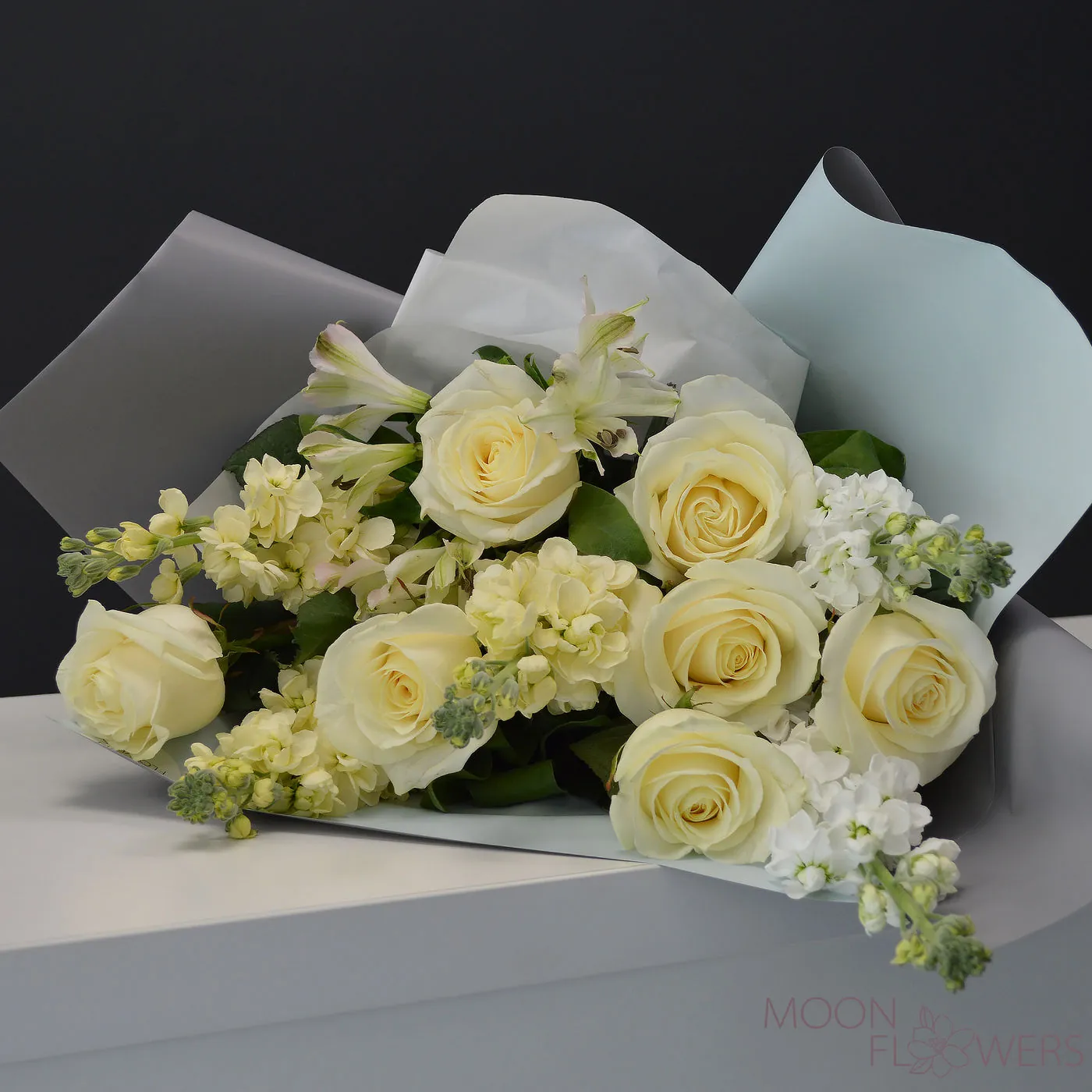 Buchet de trandafiri albi și mattiola