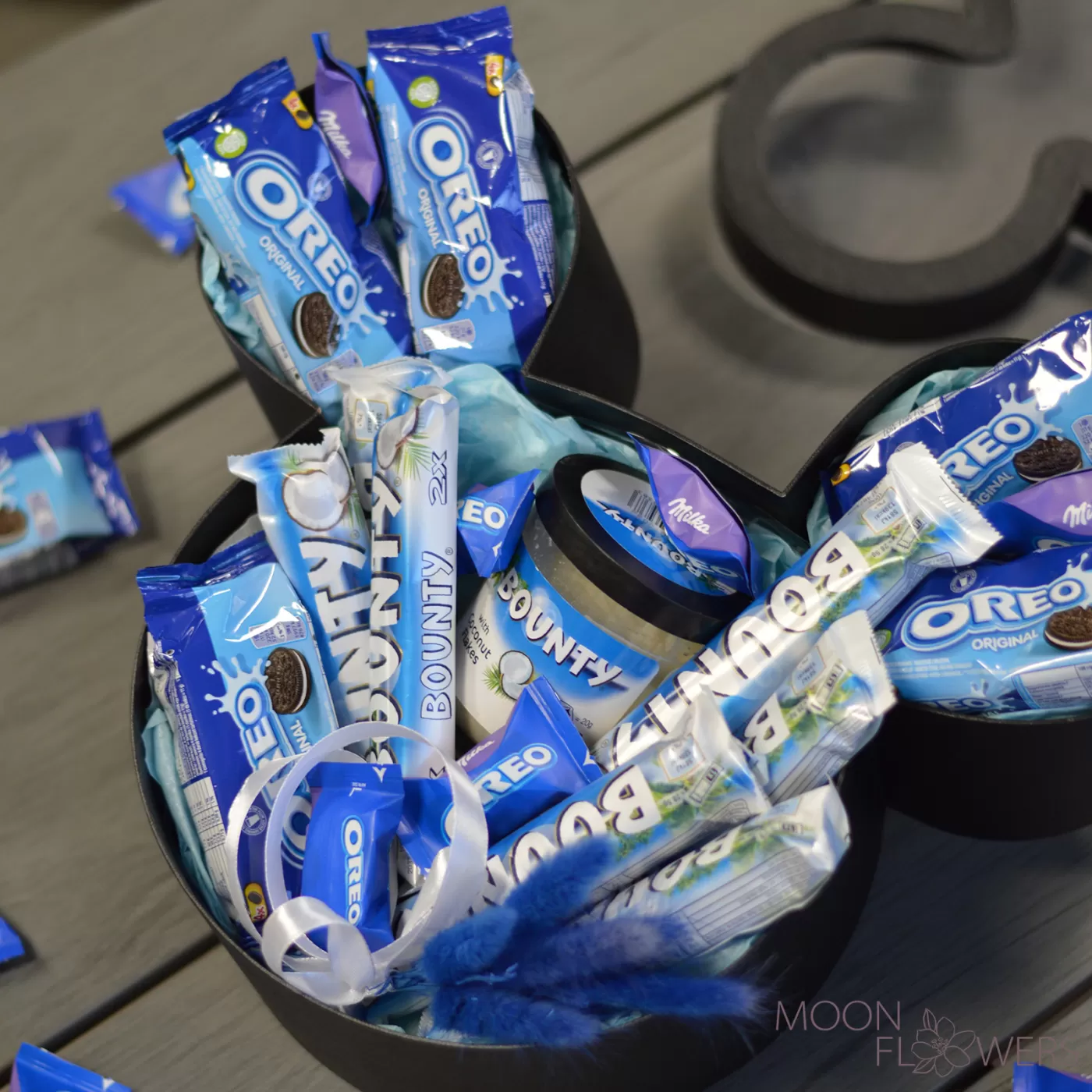Cutie Mickey Mouse cu dulciuri Bounty și Oreo