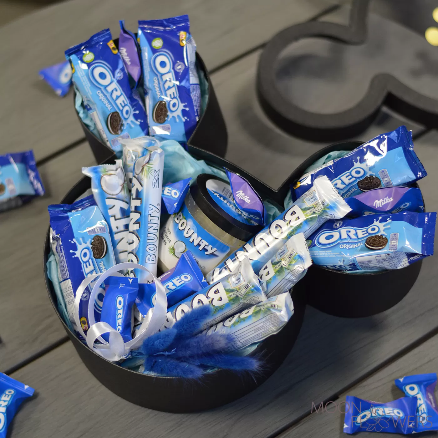 Cutie Mickey Mouse cu dulciuri Bounty și Oreo