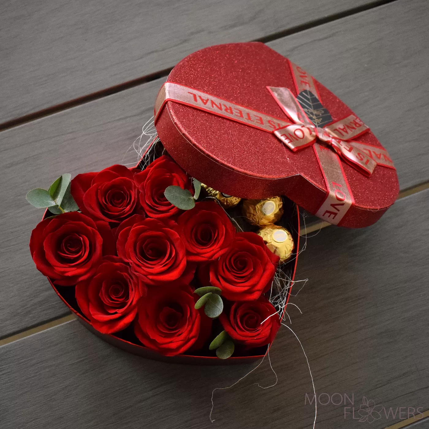 Heart box with red roses and Ferrero Rocher (S)