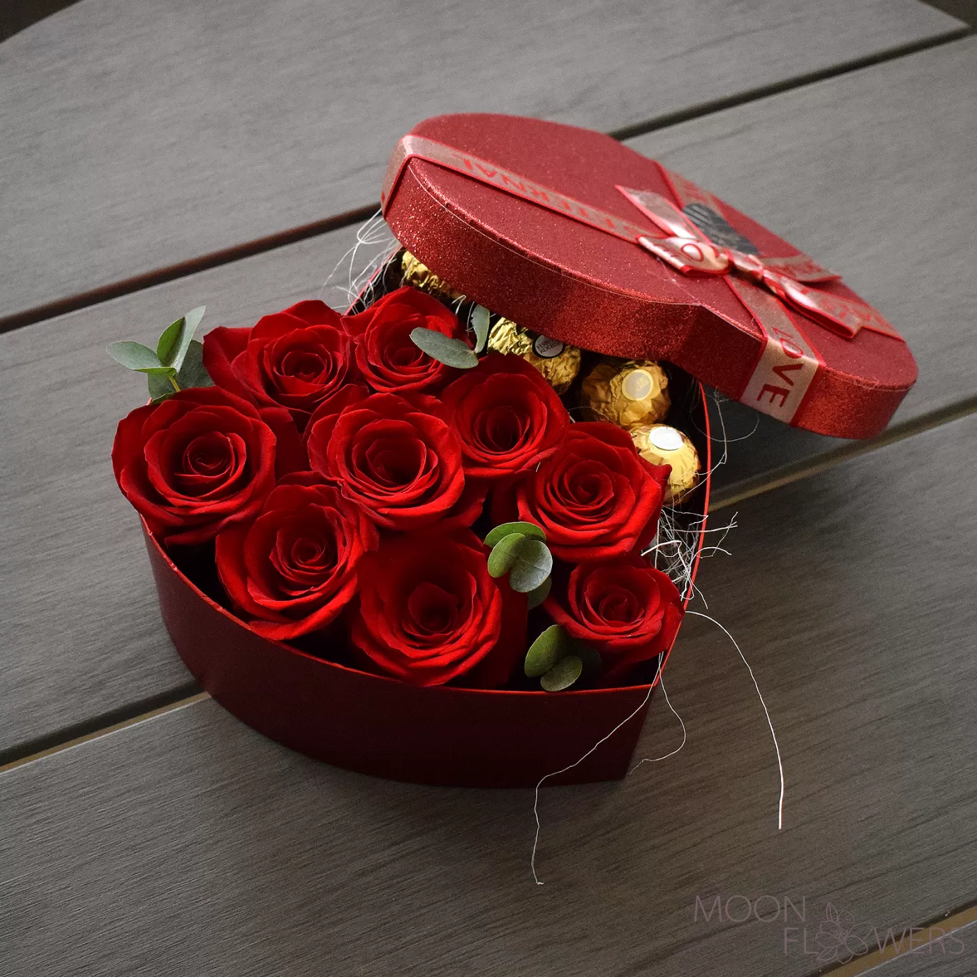 Heart box with red roses and Ferrero Rocher (S)