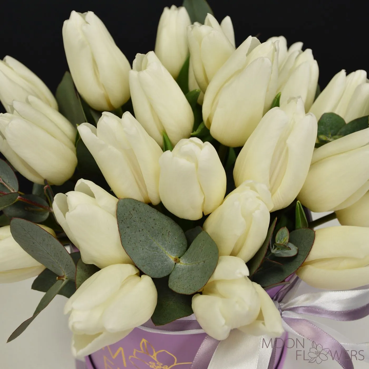 Box with white Dutch tulips (S)