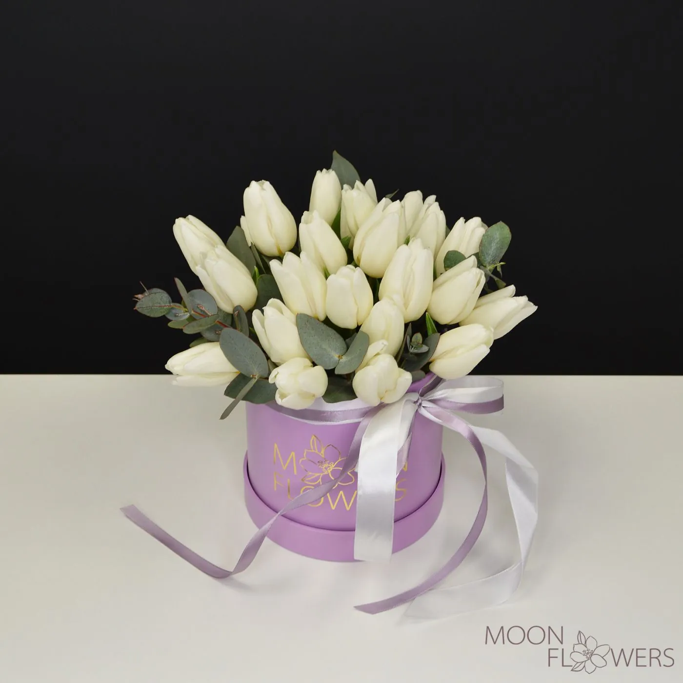 Box with white Dutch tulips (S)