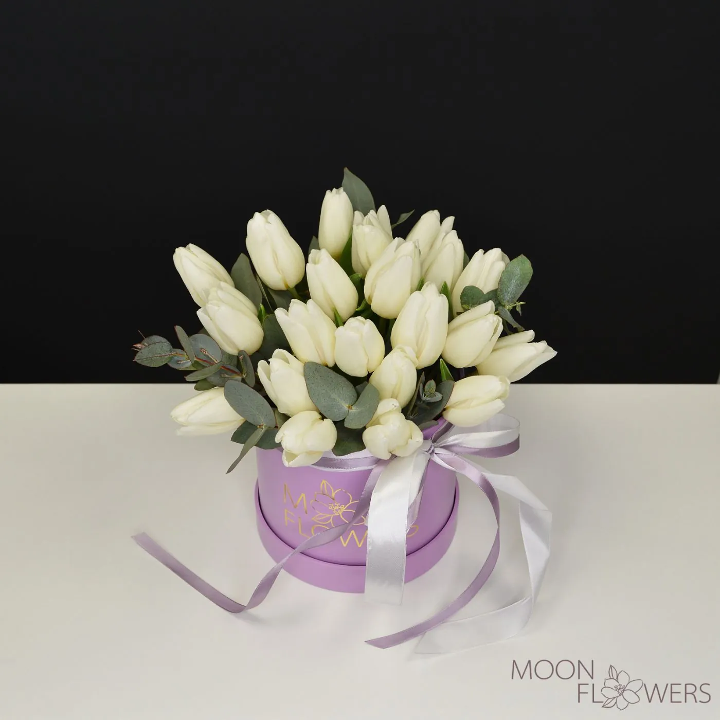 Box with white Dutch tulips (S)