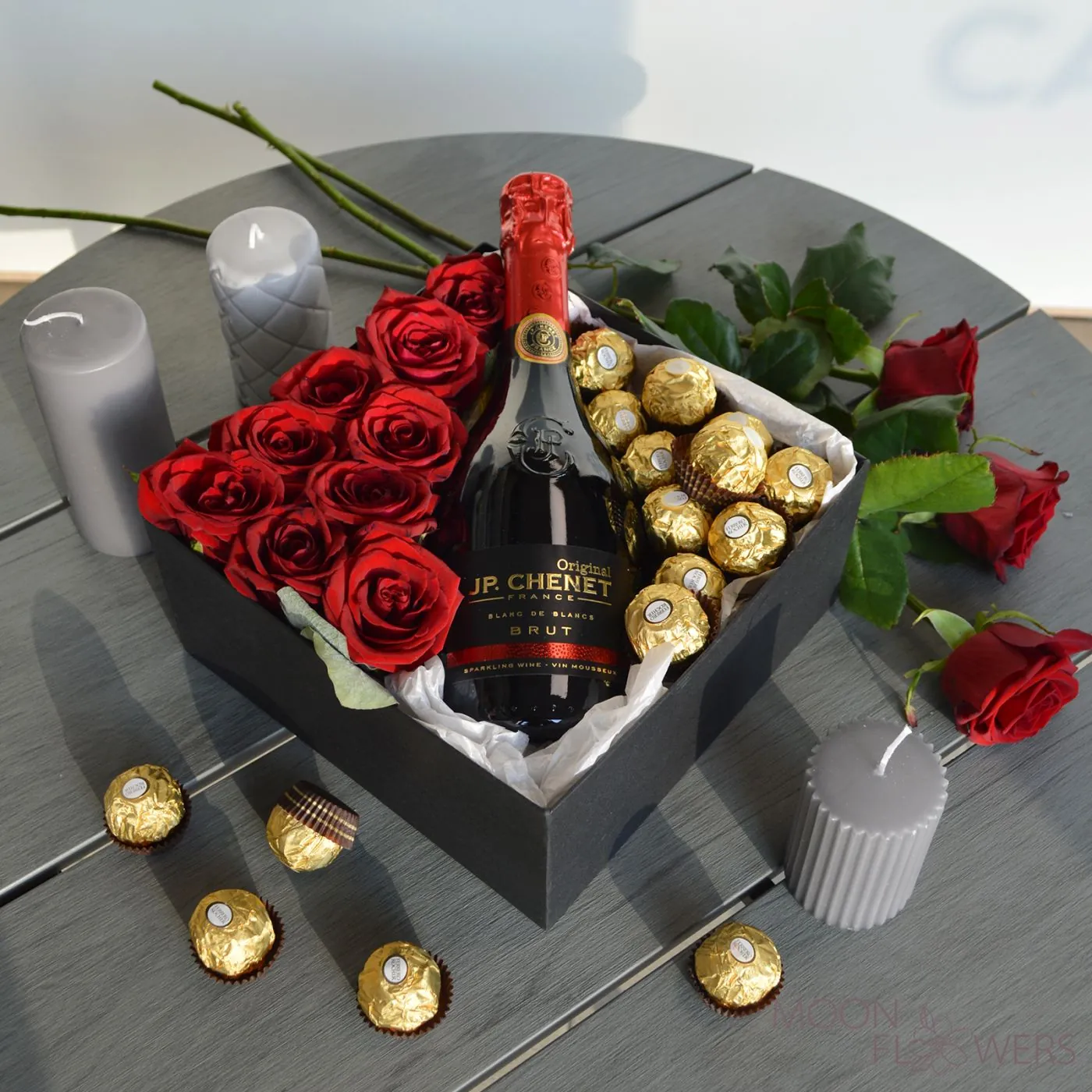 Cutie cu trandafiri roșii, șampanie și Ferrero Rocher