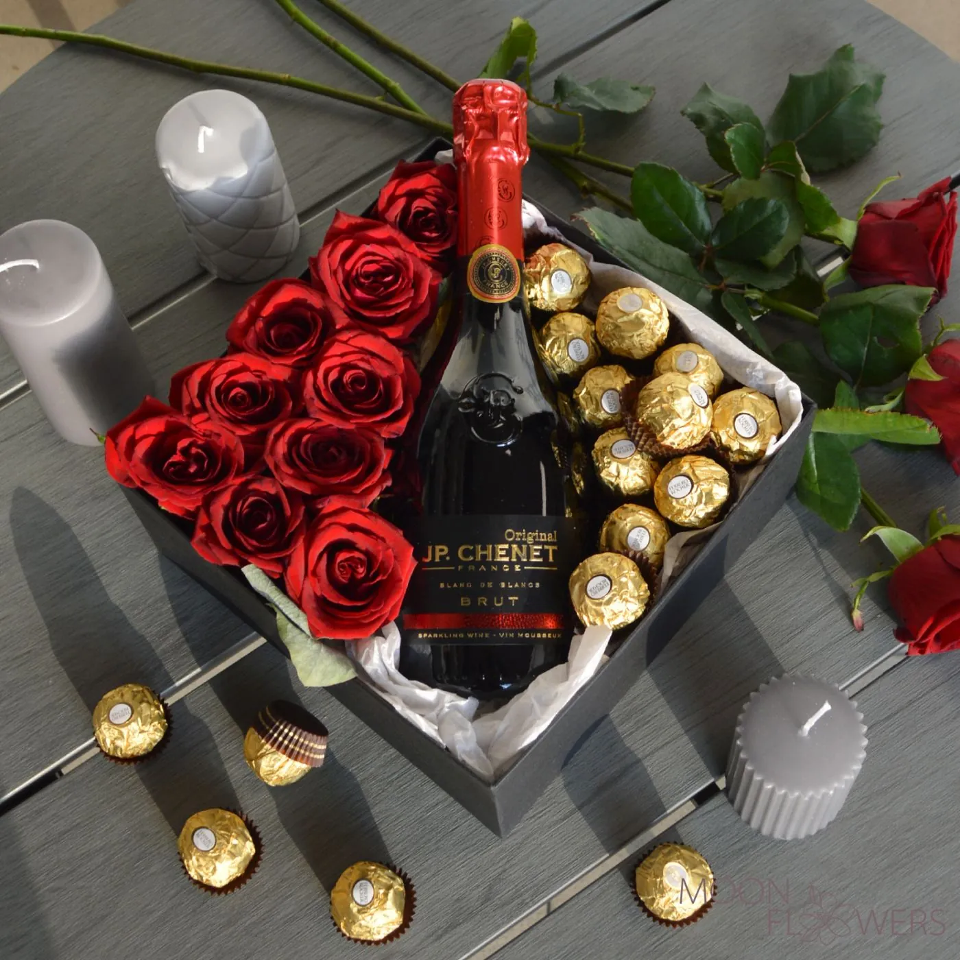 Cutie cu trandafiri roșii, șampanie și Ferrero Rocher