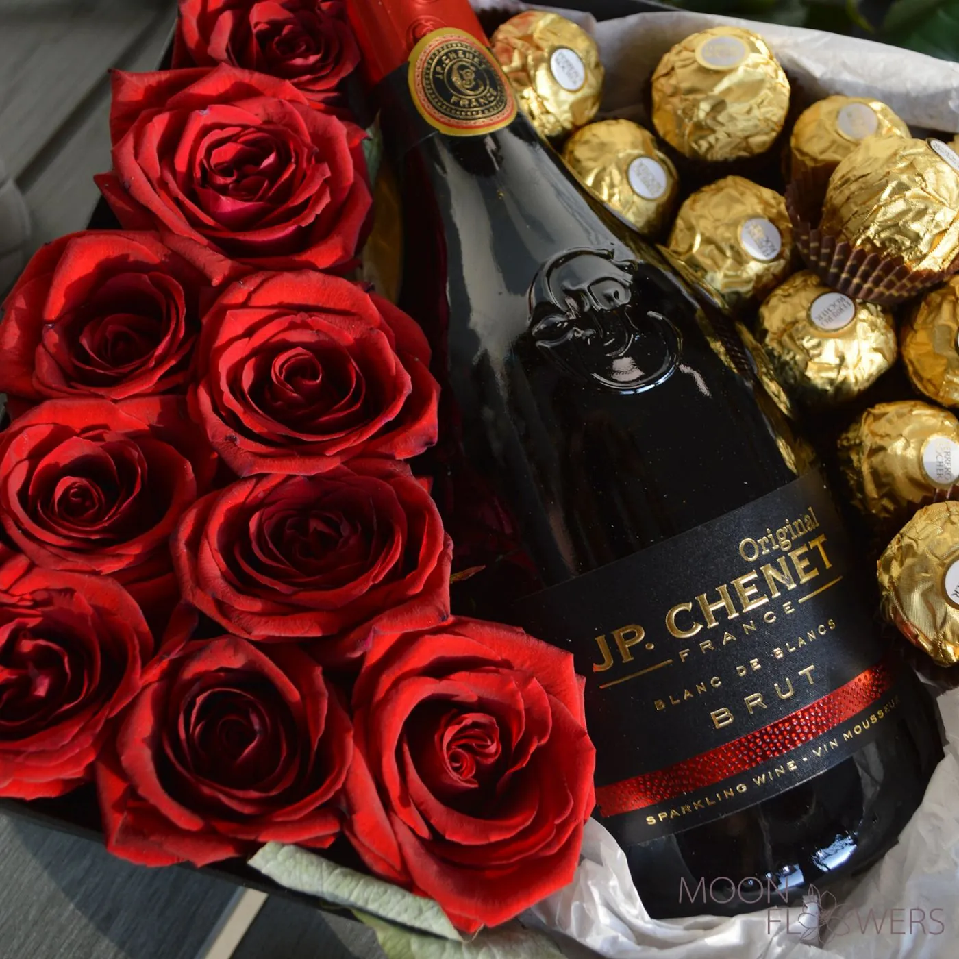 Cutie cu trandafiri roșii, șampanie și Ferrero Rocher