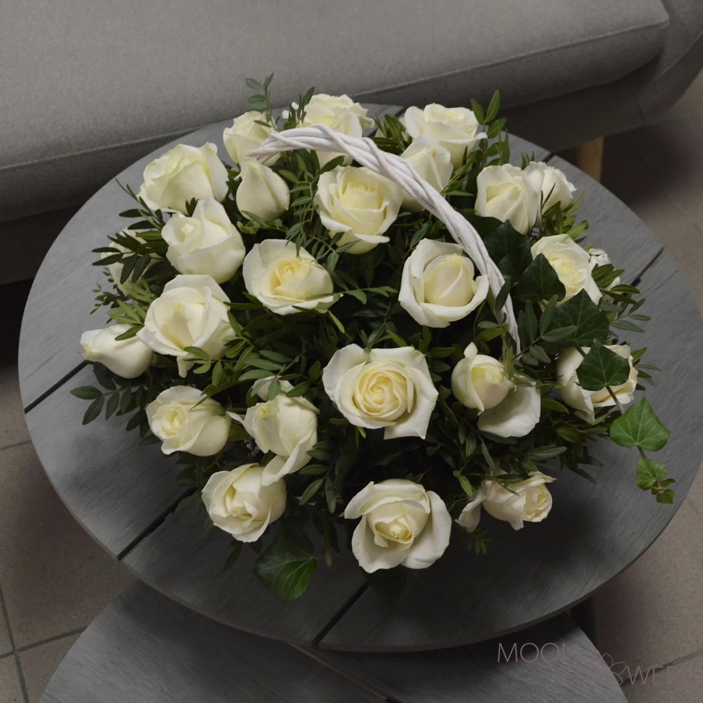 Корзина с белыми розами (М)