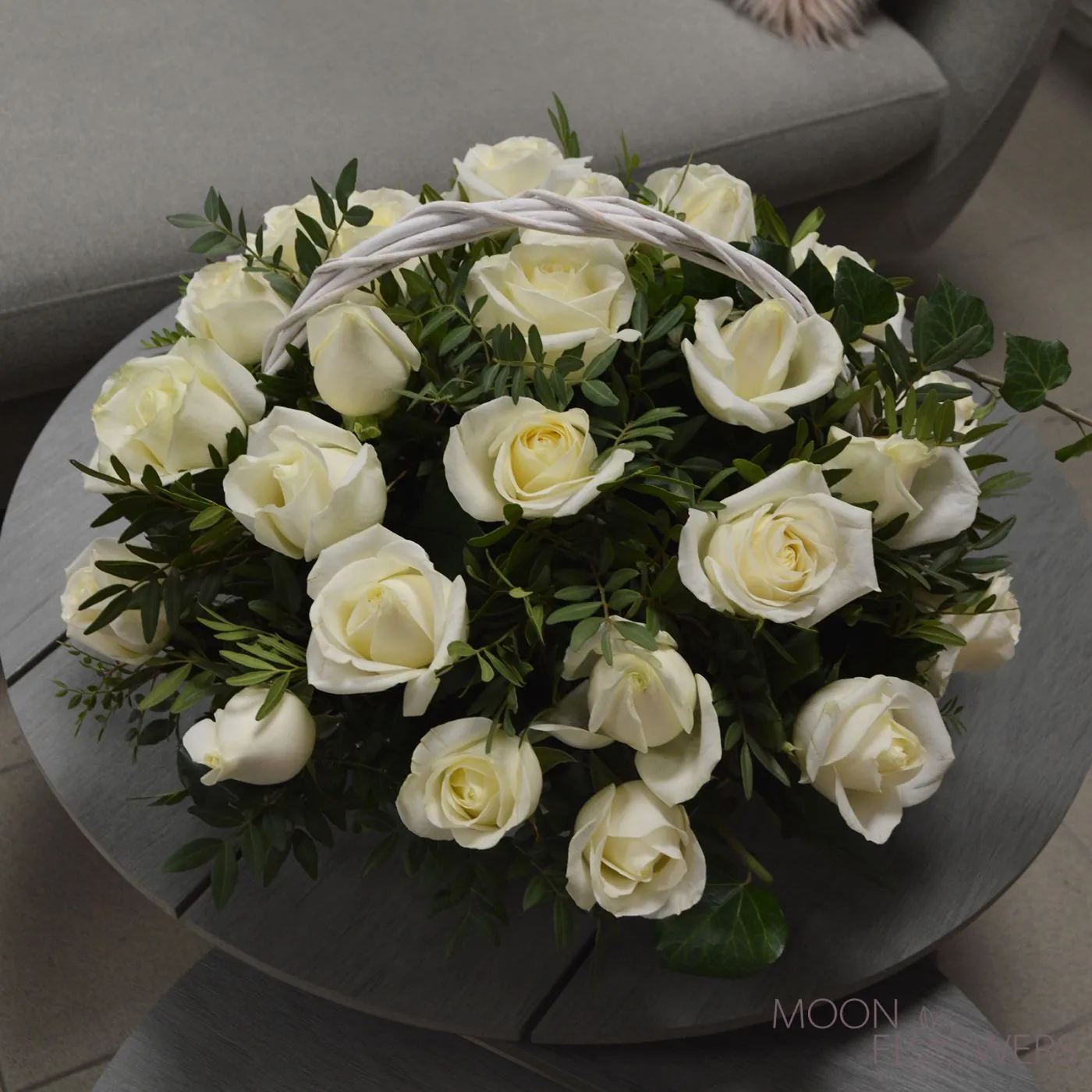 Корзина с белыми розами (М)