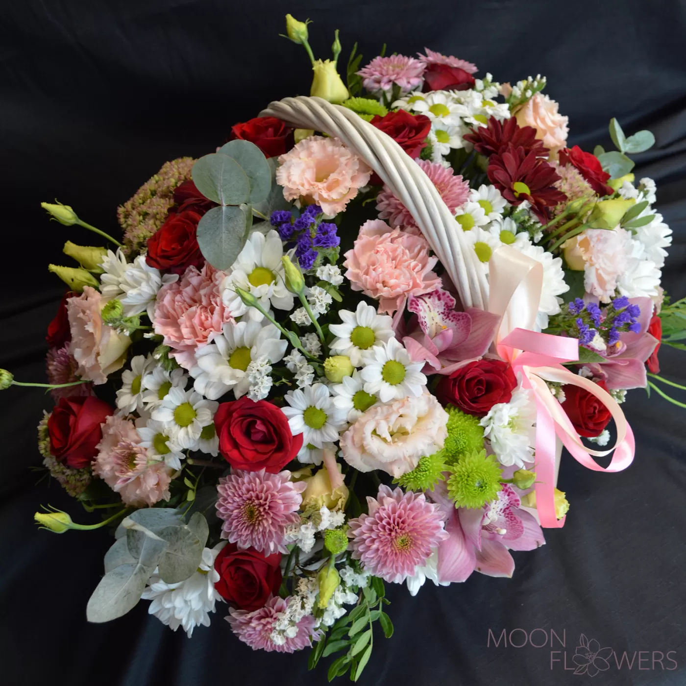 Basket with roses, eustoma, chrysanthemum (L)