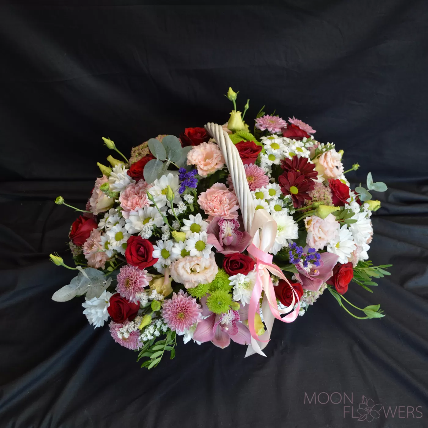 Basket with roses, eustoma, chrysanthemum (L)