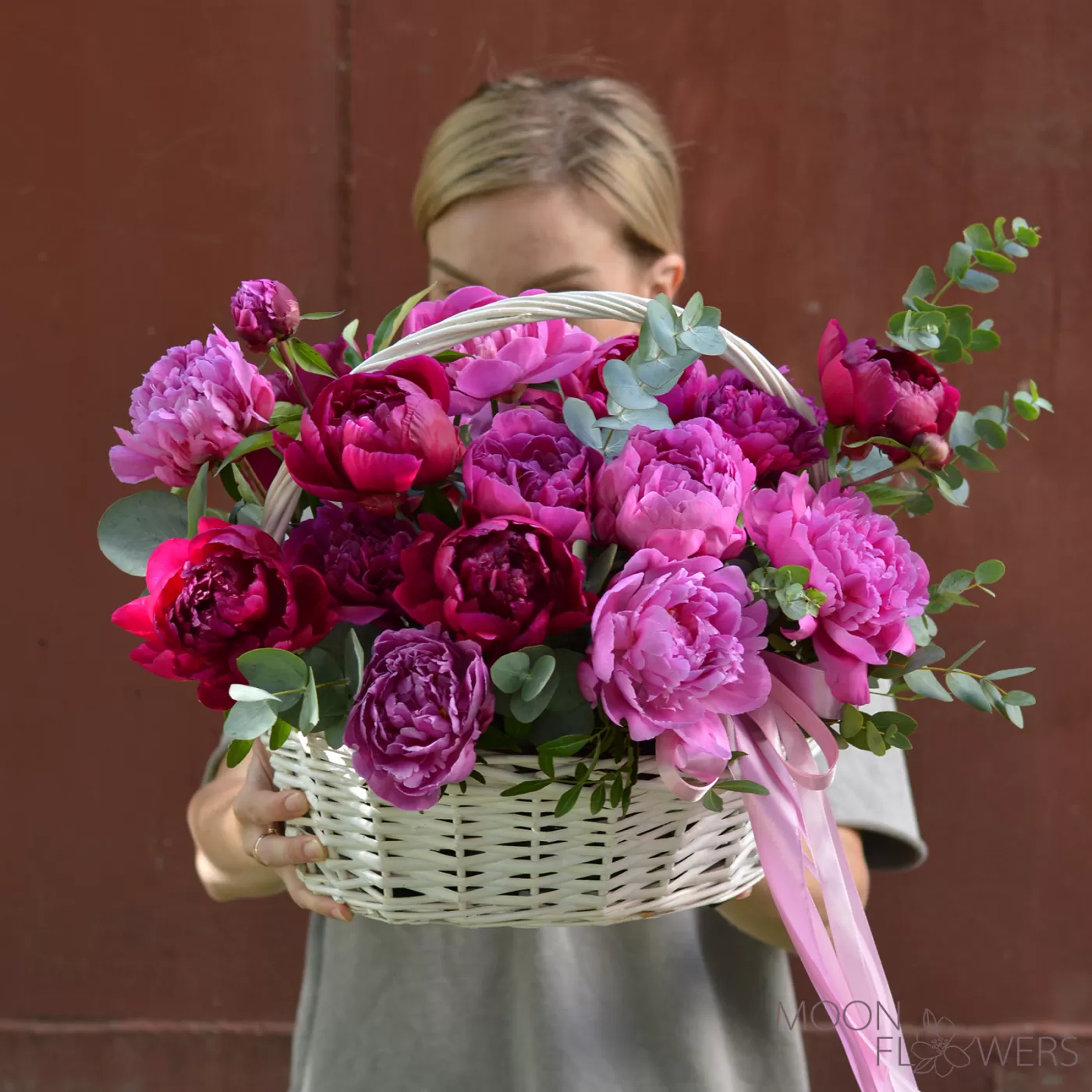 Basket with pink and burgundy peonies (M)