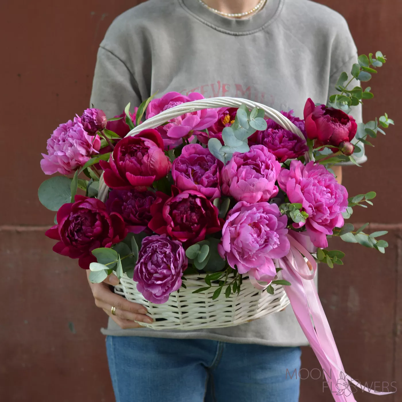 Basket with pink and burgundy peonies (M)