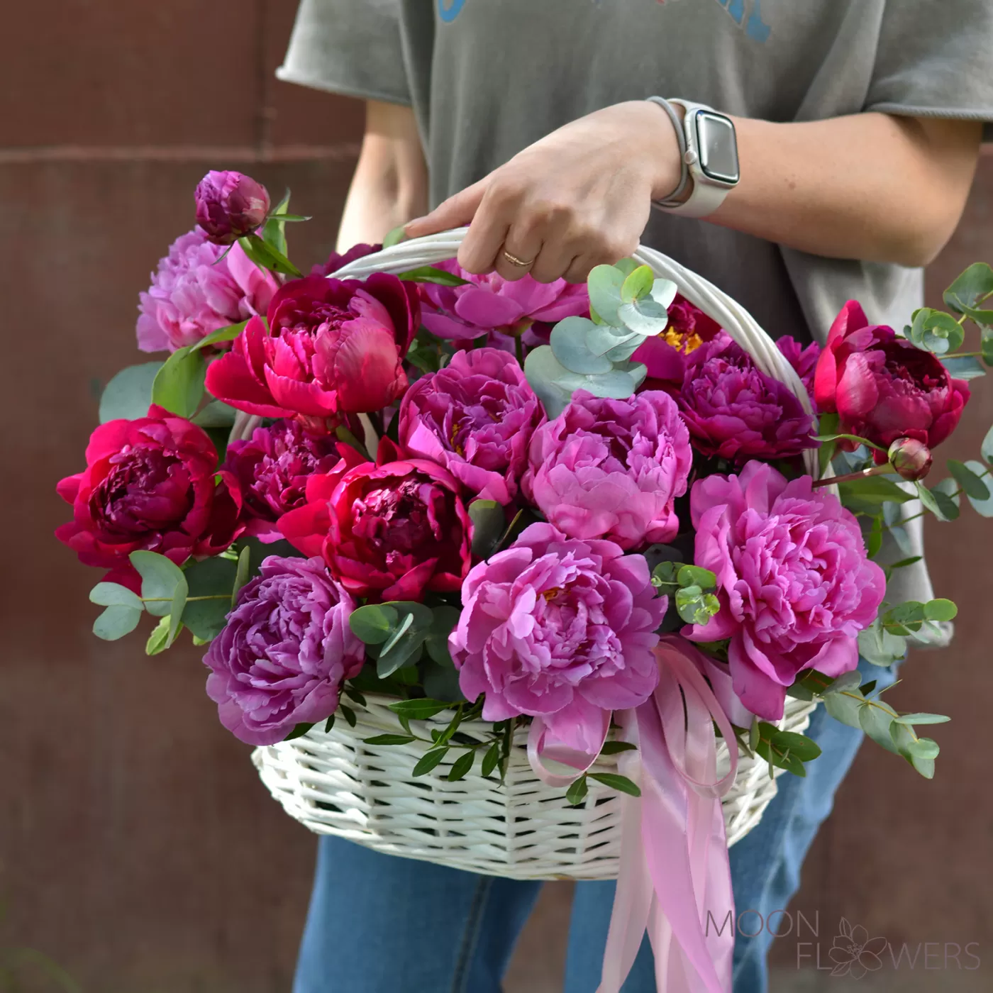 Basket with pink and burgundy peonies (M)