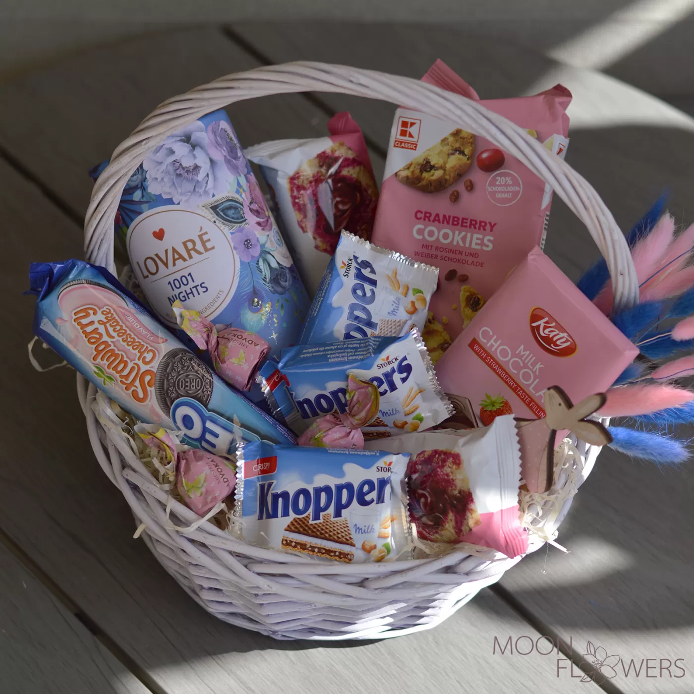 Basket "Delicate cloud of sweets"