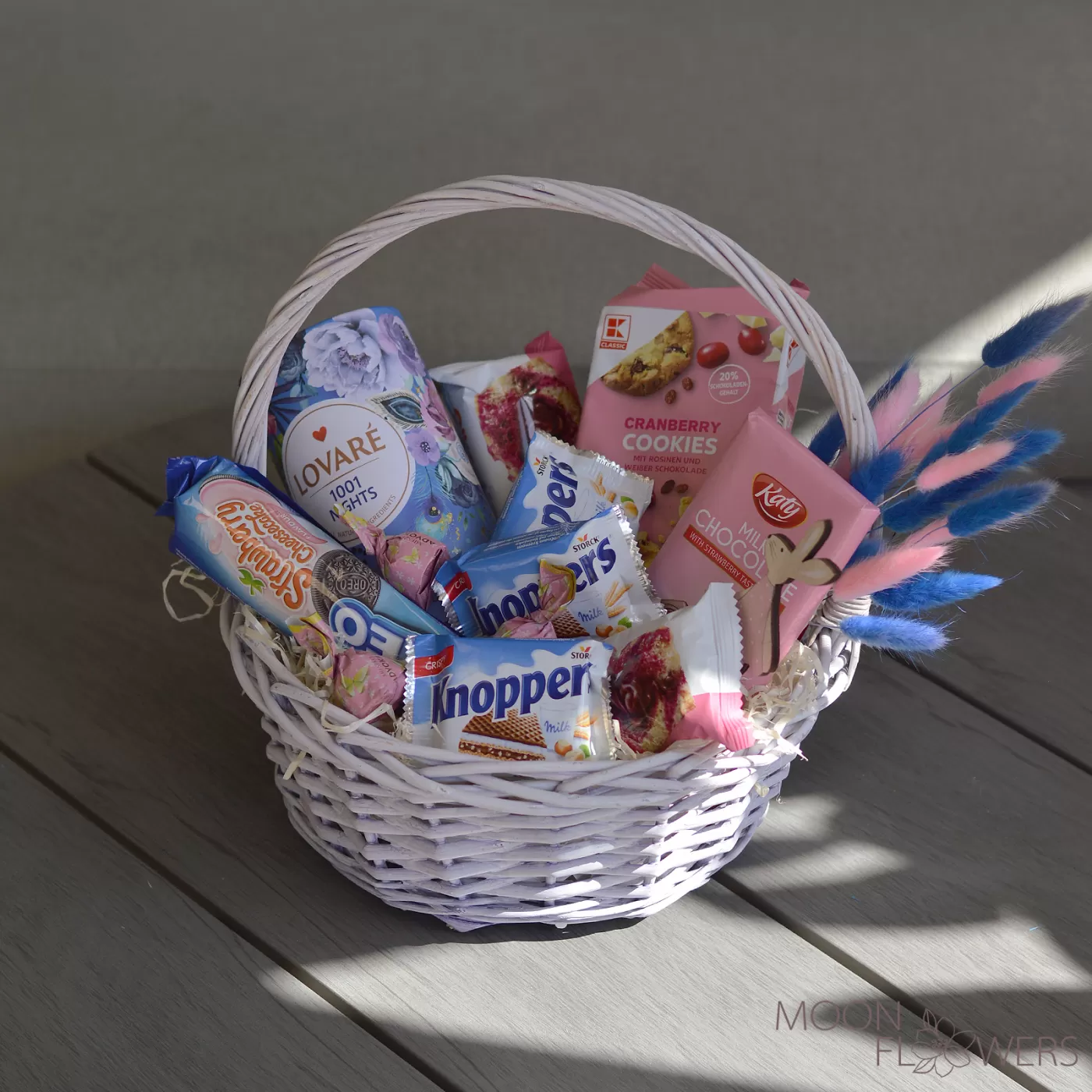 Basket "Delicate cloud of sweets"