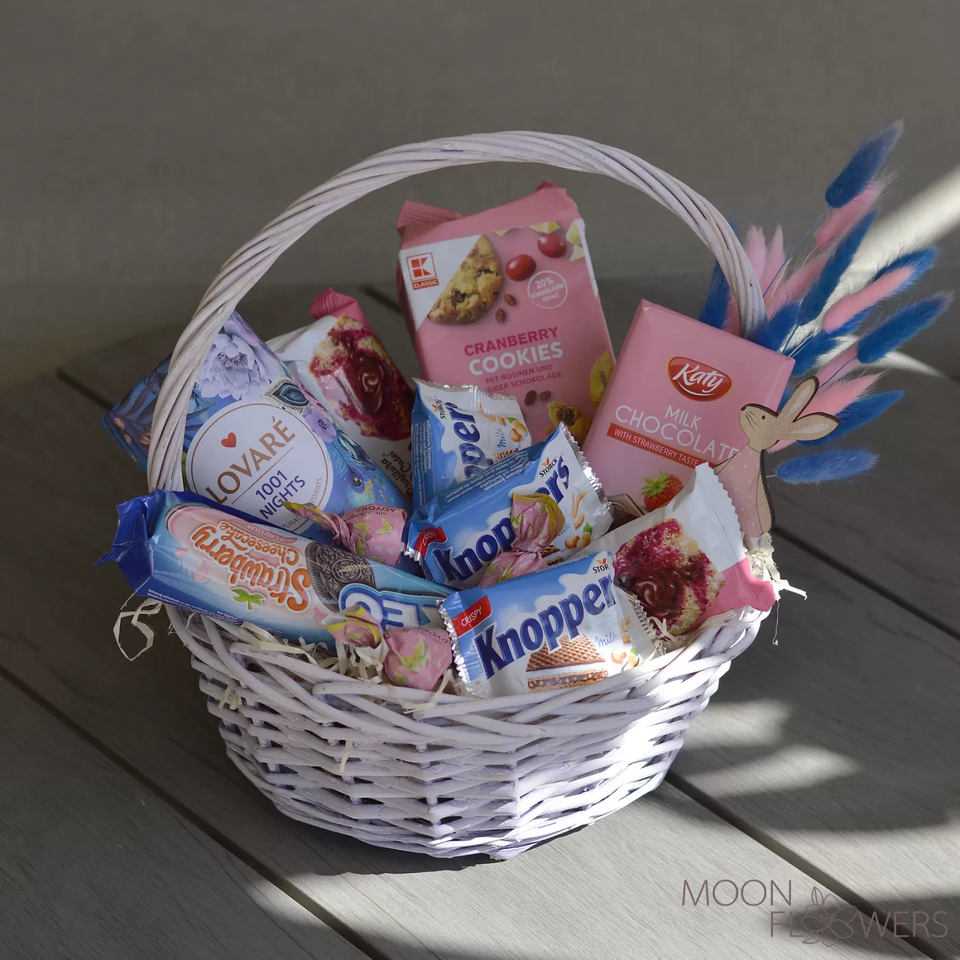 Basket "Delicate cloud of sweets"