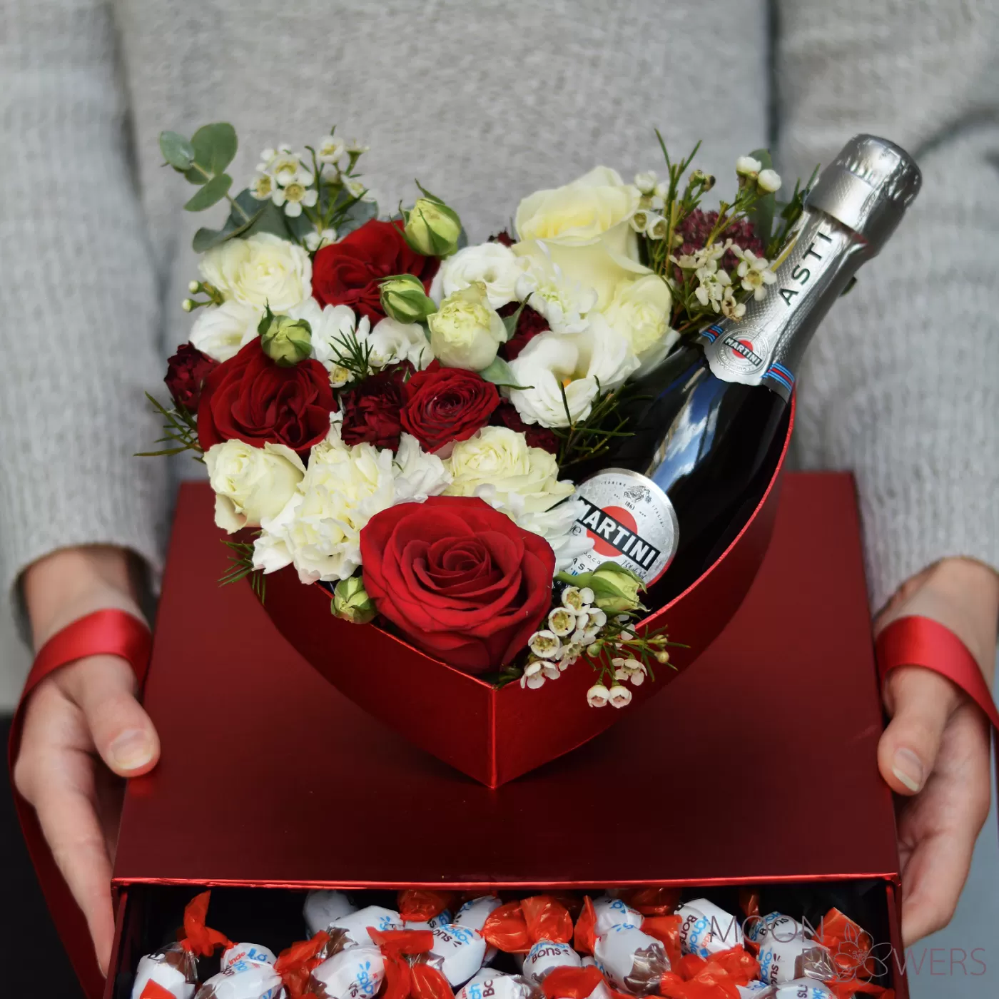 Красная коробка с цветами, Martini Asti, Kinder Choco Bons