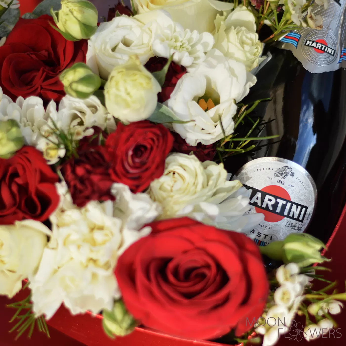 Красная коробка с цветами, Martini Asti, Kinder Choco Bons