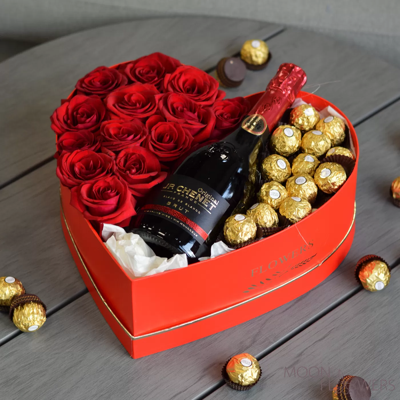 Красное сердце с розами, шампанским и Ferrero (L)