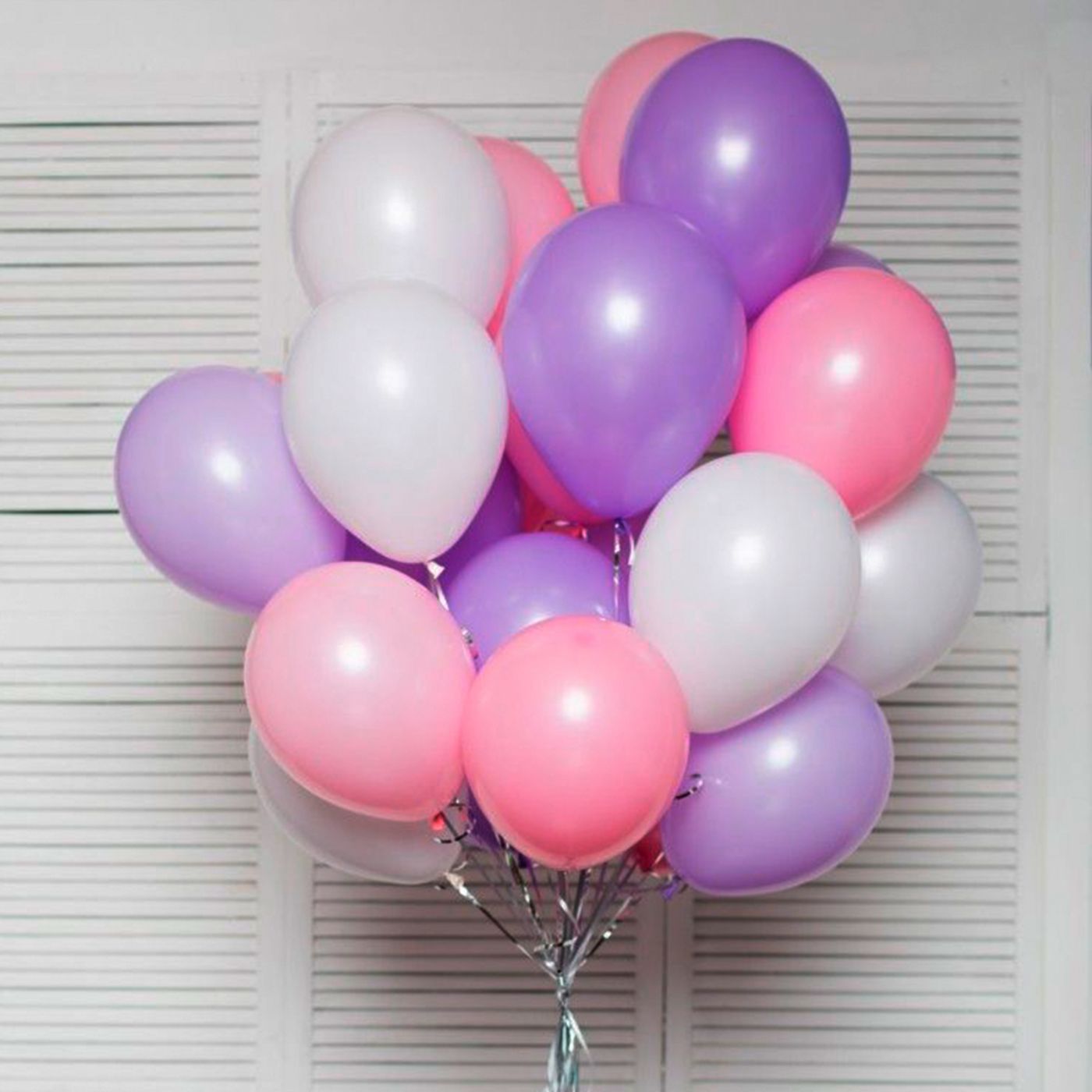 Воздушные шаров купить недорого. Гелиевые шары. Бело розовые шары. Фиолетовые шары. Связка шаров.