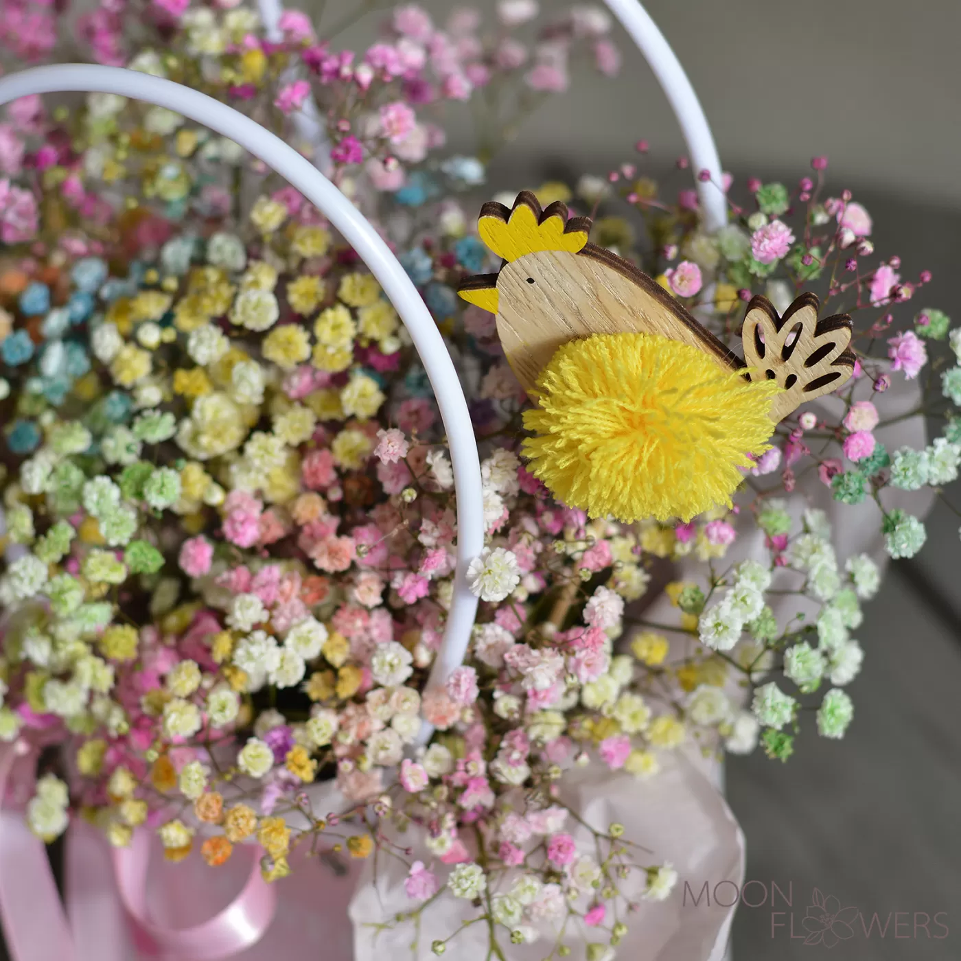 Geanuța roz cu gypsophila multicoloră