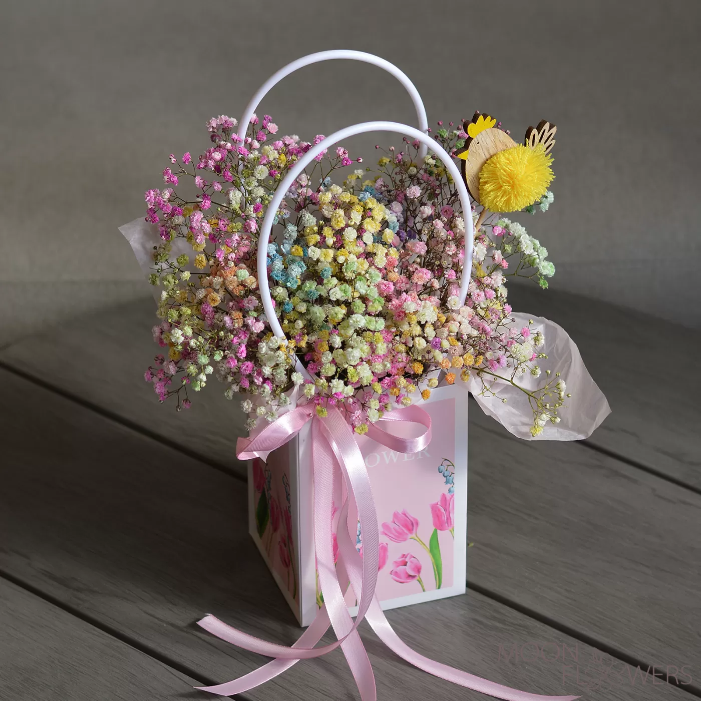 Geanuța roz cu gypsophila multicoloră